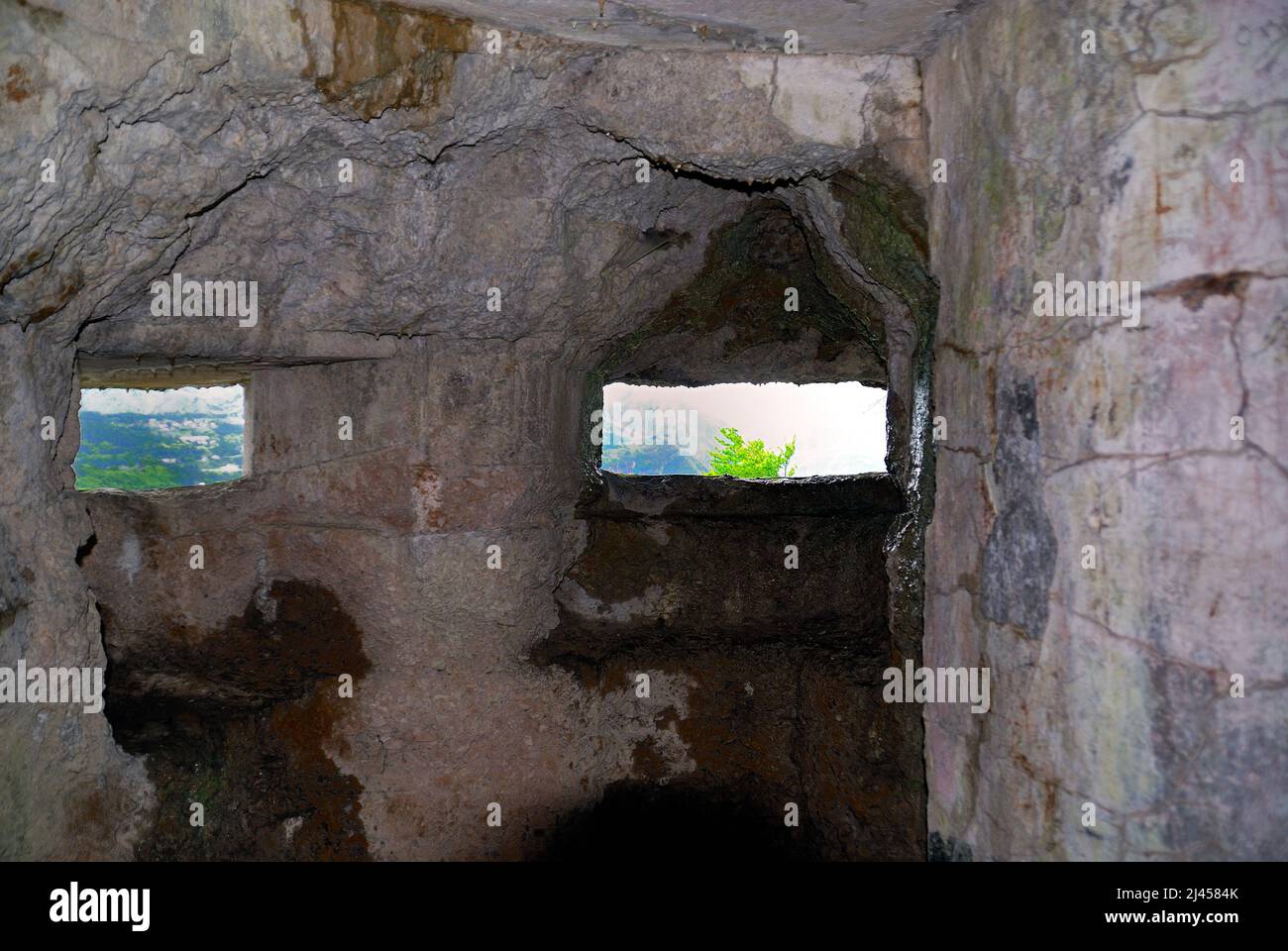 Venetien, Italien. Asiago Plateau, Fort Corbin, eine italienische Festung, die das Val d'Astico verteidigte. observatorium und Maschinengewehr Nest. Am Ende des Krieges wurde es aus allen Metallteilen ausgeplünzt.   Venetien, Italia, Altopiano di Asiago o dei Sette Comuni. Forte Corbin, una fortificazione italiana a difesa della Val d'Astico. Osservatorio e postazione di mitragliatrice. Alla fine della guerra Fu spogliato di tutte le parti metalliche. Stockfoto