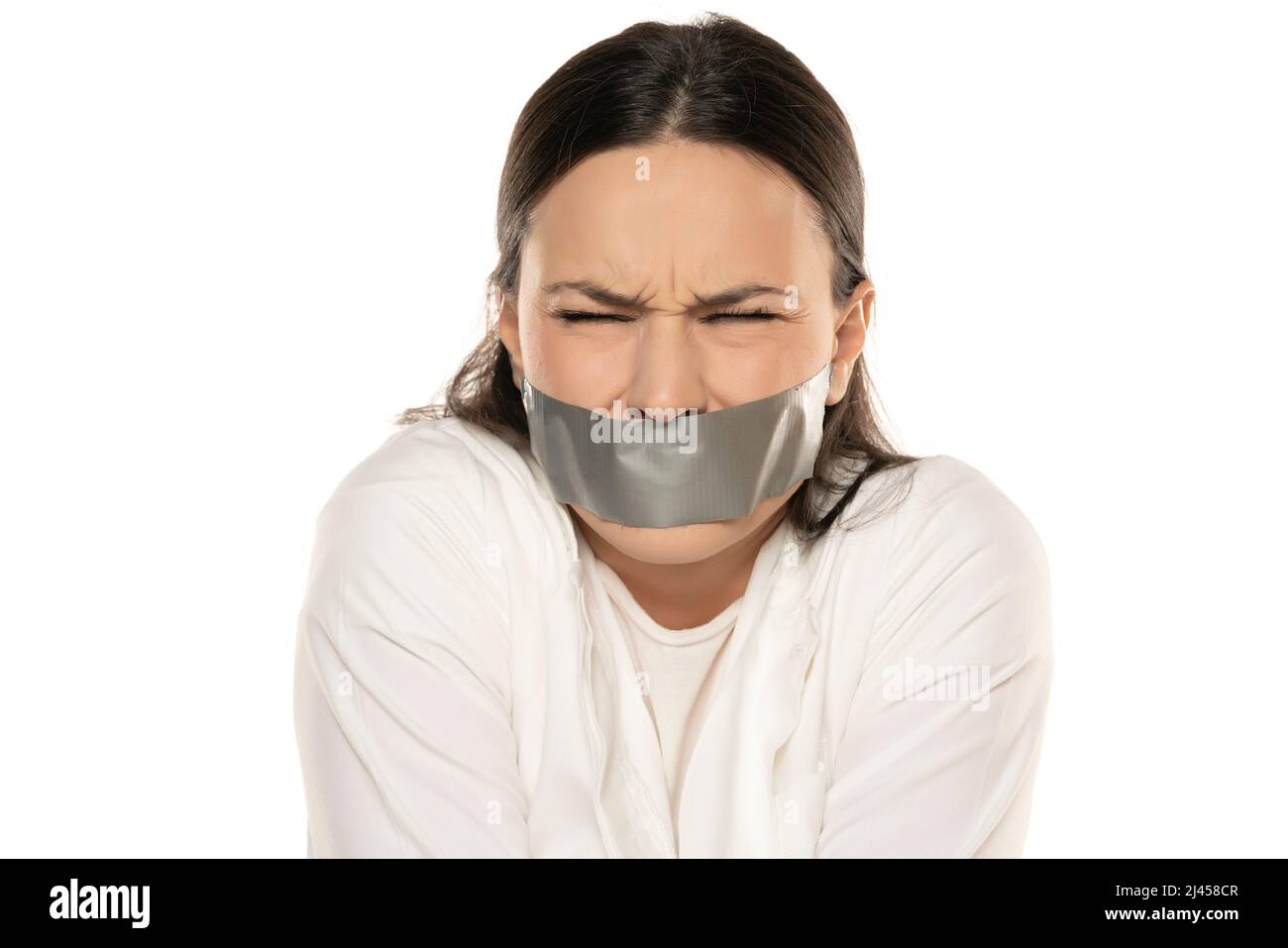 Unglückliche und verzweifelte junge Frau mit Klebeband über ihrem Mund Stockfoto