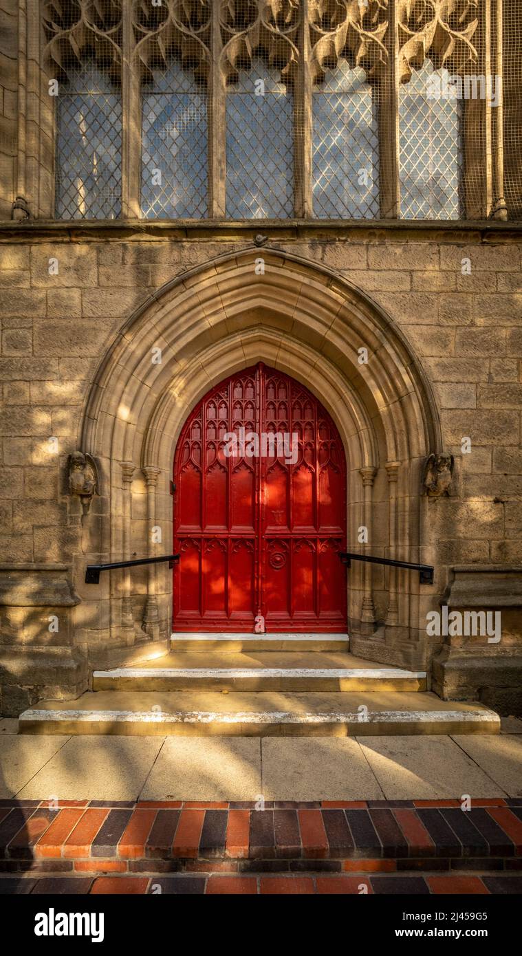 Rote Tür an der Westfassade der Mill Hill Chapel in Park Row, Leeds. West Yorkshire. UK. Stockfoto