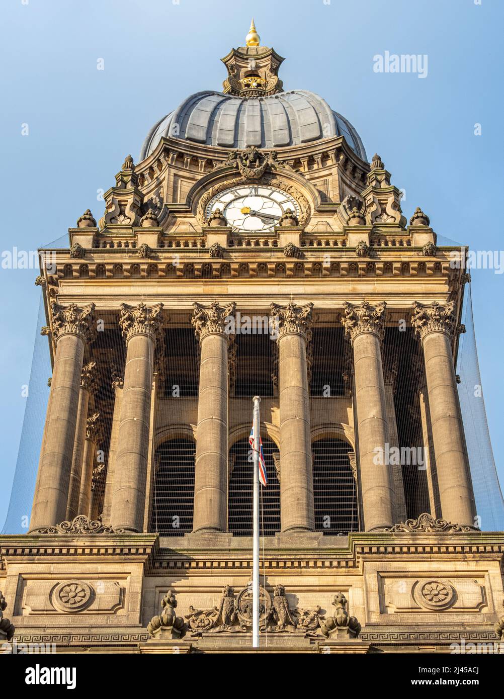 Leeds Town Hall Uhr gegen einen blauen Himmel gesehen. Leeds. West Yorkshire, Großbritannien Stockfoto