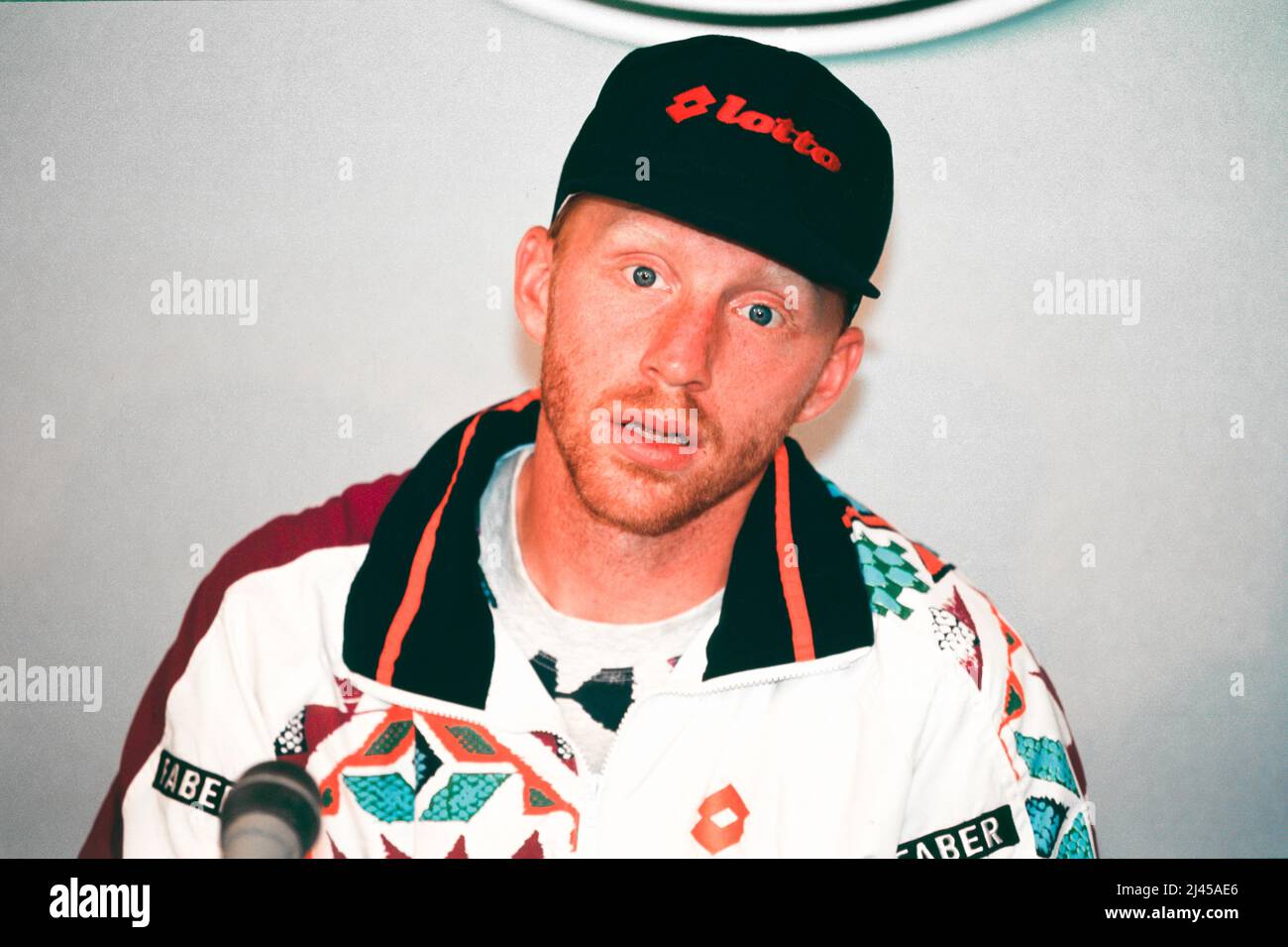 Der deutsche Profi-Tennisspieler Boris Becker, hier im Mai 1993, während der French Open, offiziell bekannt als Roland-Garros Stockfoto