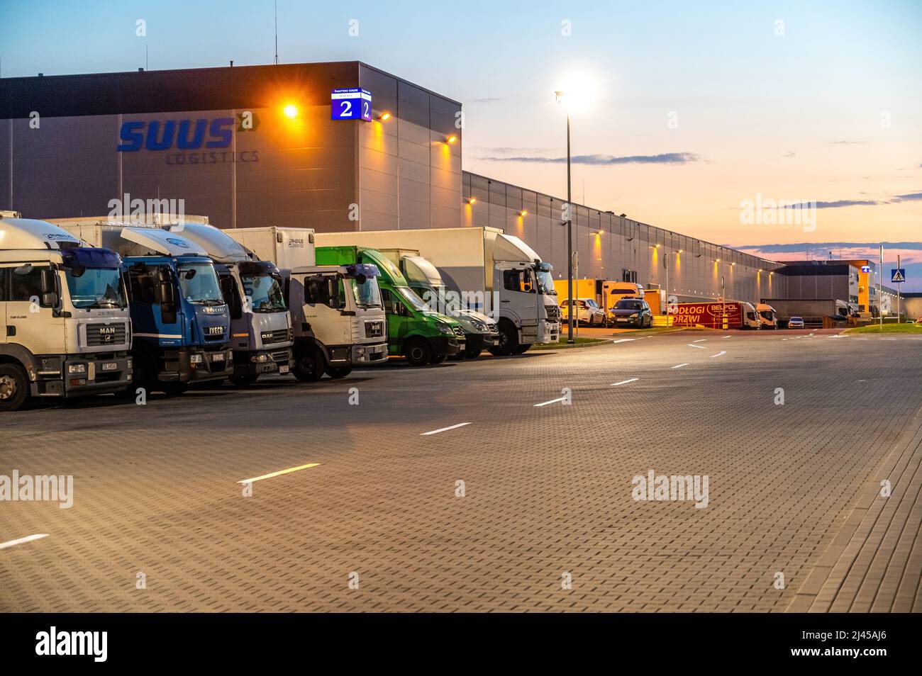 Lastwagen parkten auf dem Parkplatz eines großen Logistikunternehmens. Stockfoto