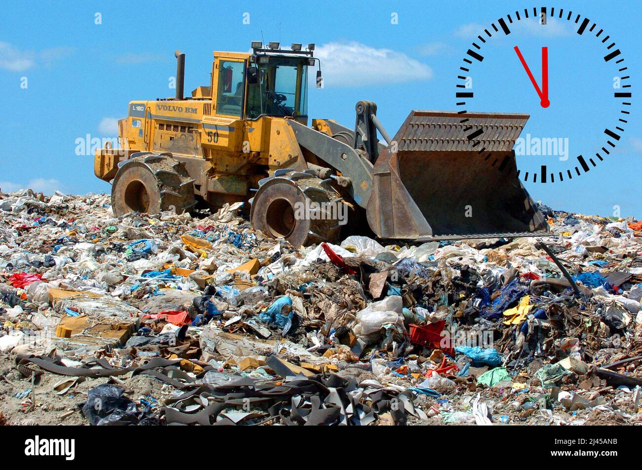 Bagger auf einer Müllhalde, Recycling, Plastikmüll, Uhr, 5 vor 12, Mikroplastik, Mikroplastik, fünf vor Zwölf, Müllverbrennung, Gelbe Säcke, Stockfoto