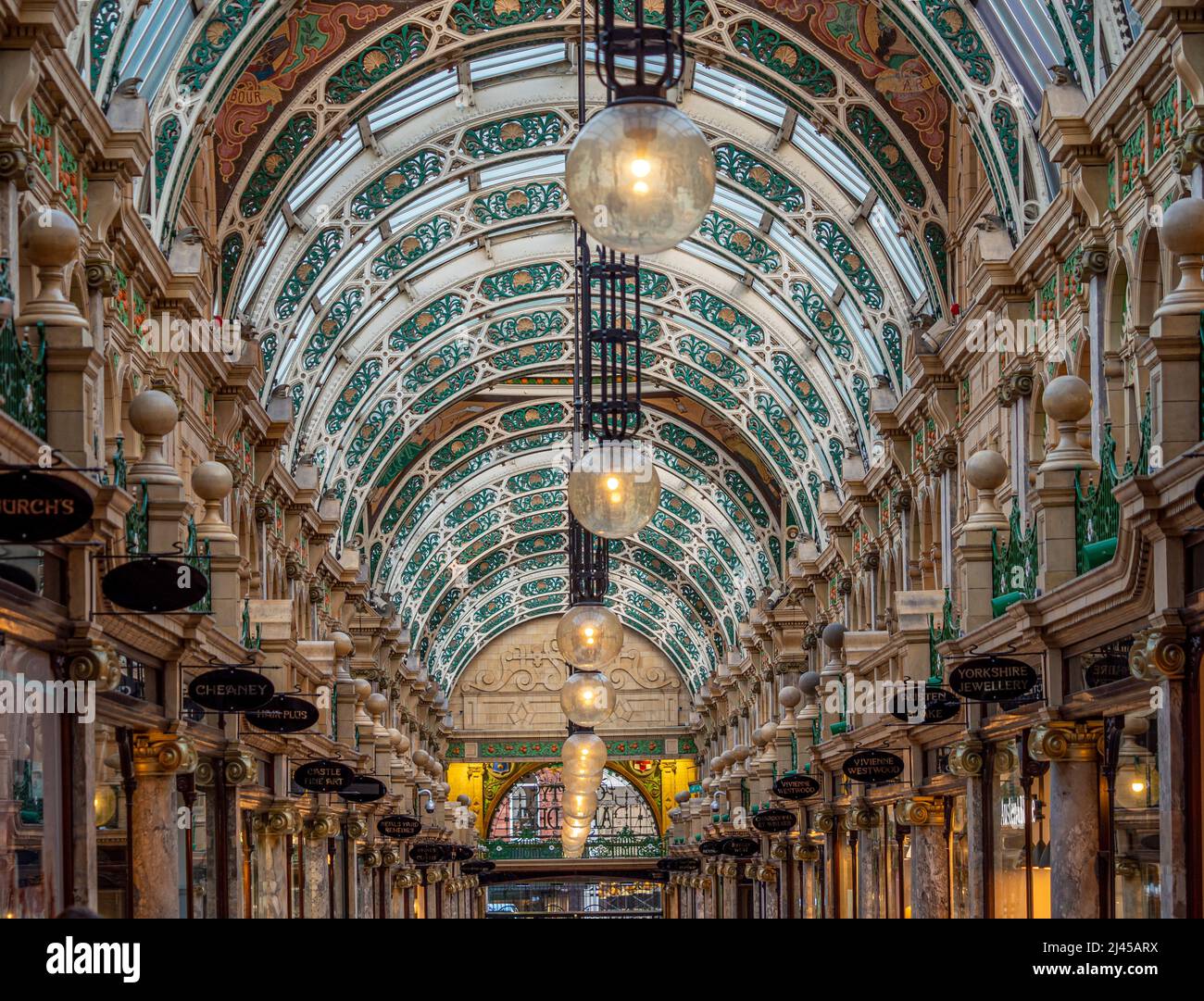 Die verzierten gusseisernen gewölbten Dachpfeiler der County Arcade im Victoria Quarter von Leeds. West Yorkshire. VEREINIGTES KÖNIGREICH Stockfoto