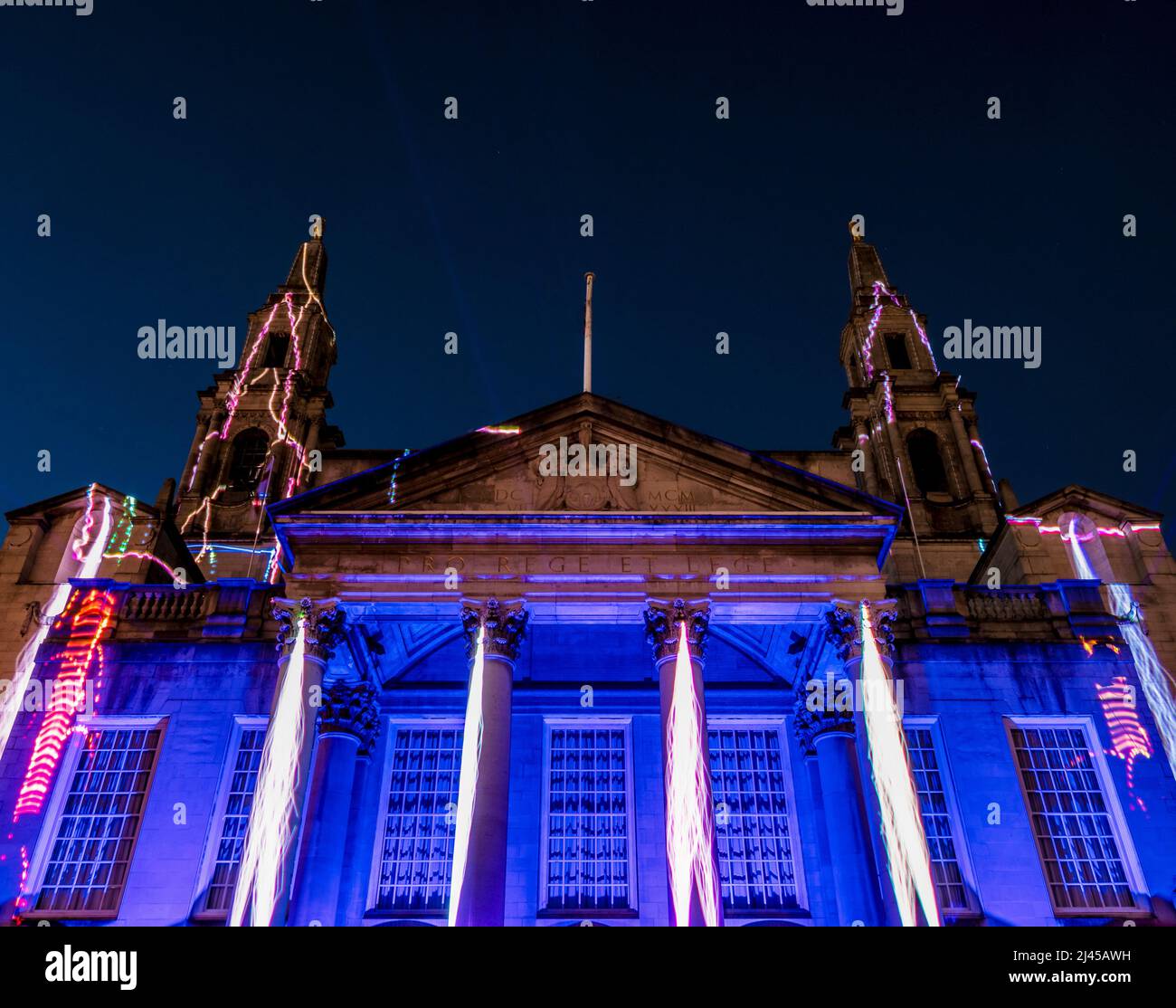 Leeds Civic Center bei Nacht, beleuchtet von einem projizierten Bild, Teil der Leeds Light Night 2021. Leeds, West Yorkshire, Großbritannien. Stockfoto