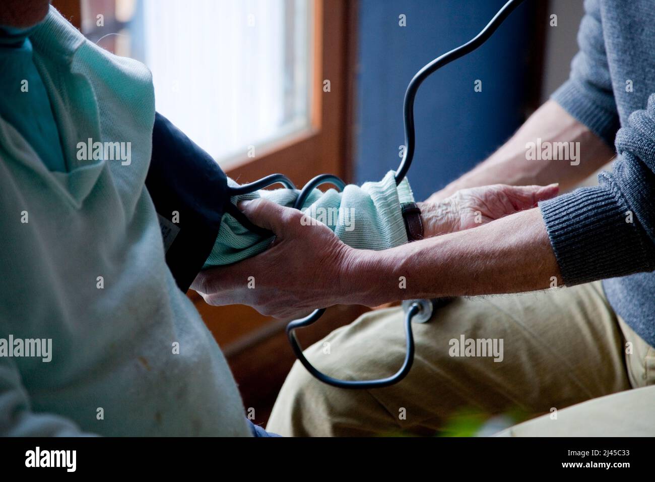 La Grave (Südostfrankreich): Florian, Bezirksschwester, besucht Patienten, die das abgelegene Dorf La Grave und die umliegenden Dörfer Hau verlassen Stockfoto