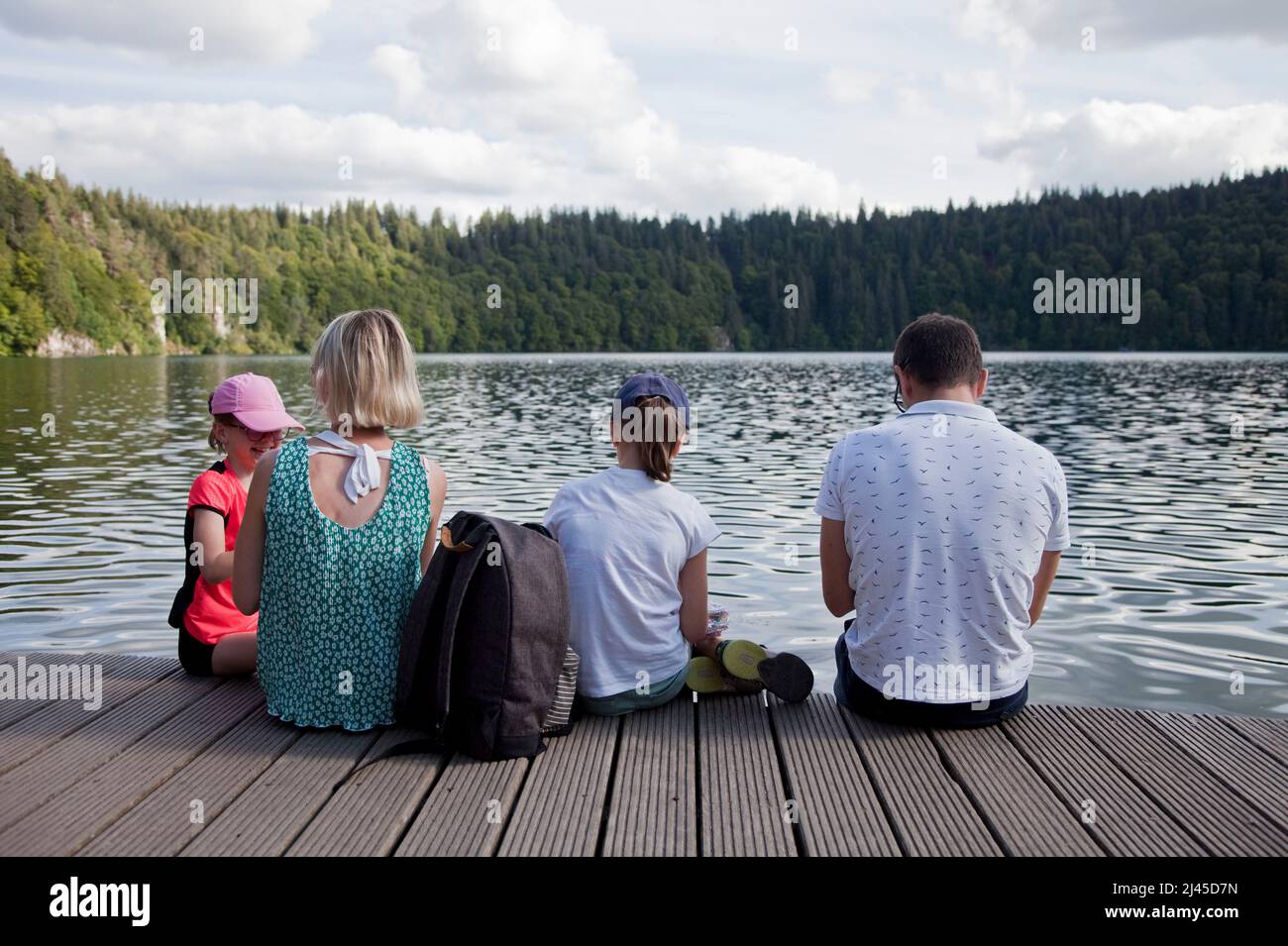 Besse-et-Saint-Anastaise (Mittelfrankreich): Familie am Pavinsee, vulkanischer See des Sancy-Massivs, im Zentralmassiv Stockfoto