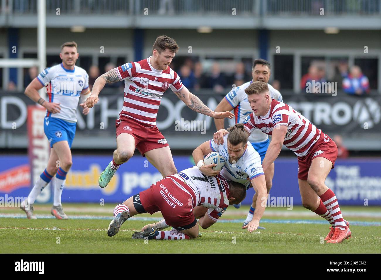 Wakefield, England - 10.. April 2022 - Thomas Leuluai von den Wigan Warriors bekämpft Liam Kay von Wakefield Trinity. Rugby League Betfred Super Challenge Cup Quarter Finals Wakefield Trinity vs Wigan Warriors im Be Well Support Stadium, Wakefield, UK Dean Williams Stockfoto