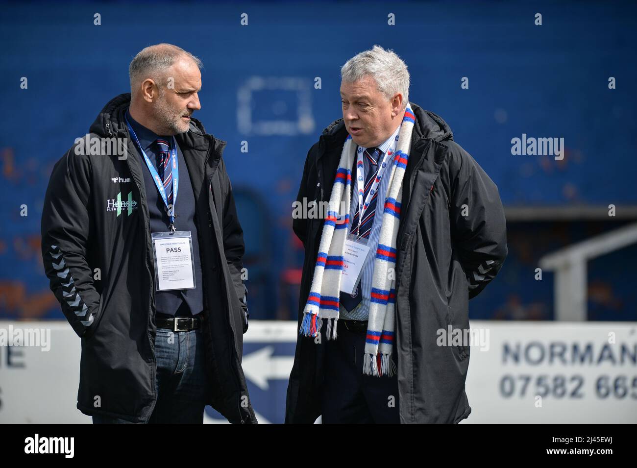 Wakefield, England - 10.. April 2022 - Michael Carter, CEO von Wakefield Trinity, und John Minards, Chairman vor dem Spiel. Rugby League Betfred Super Challenge Cup Quarter Finals Wakefield Trinity vs Wigan Warriors im Be Well Support Stadium, Wakefield, UK Dean Williams Stockfoto