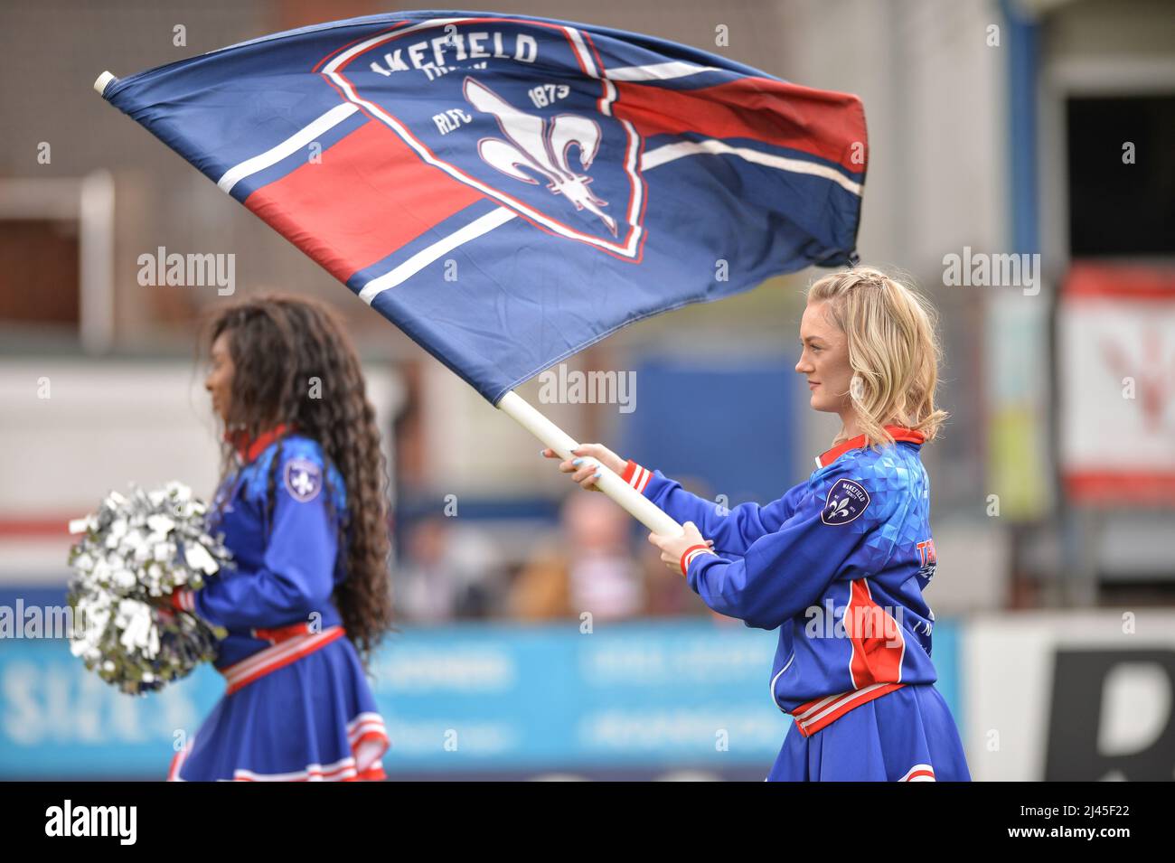 Wakefield, England - 10.. April 2022 - Wakefield Trinity X Tänzerin mit Flagge. Rugby League Betfred Super Challenge Cup Quarter Finals Wakefield Trinity vs Wigan Warriors im Be Well Support Stadium, Wakefield, UK Dean Williams Stockfoto