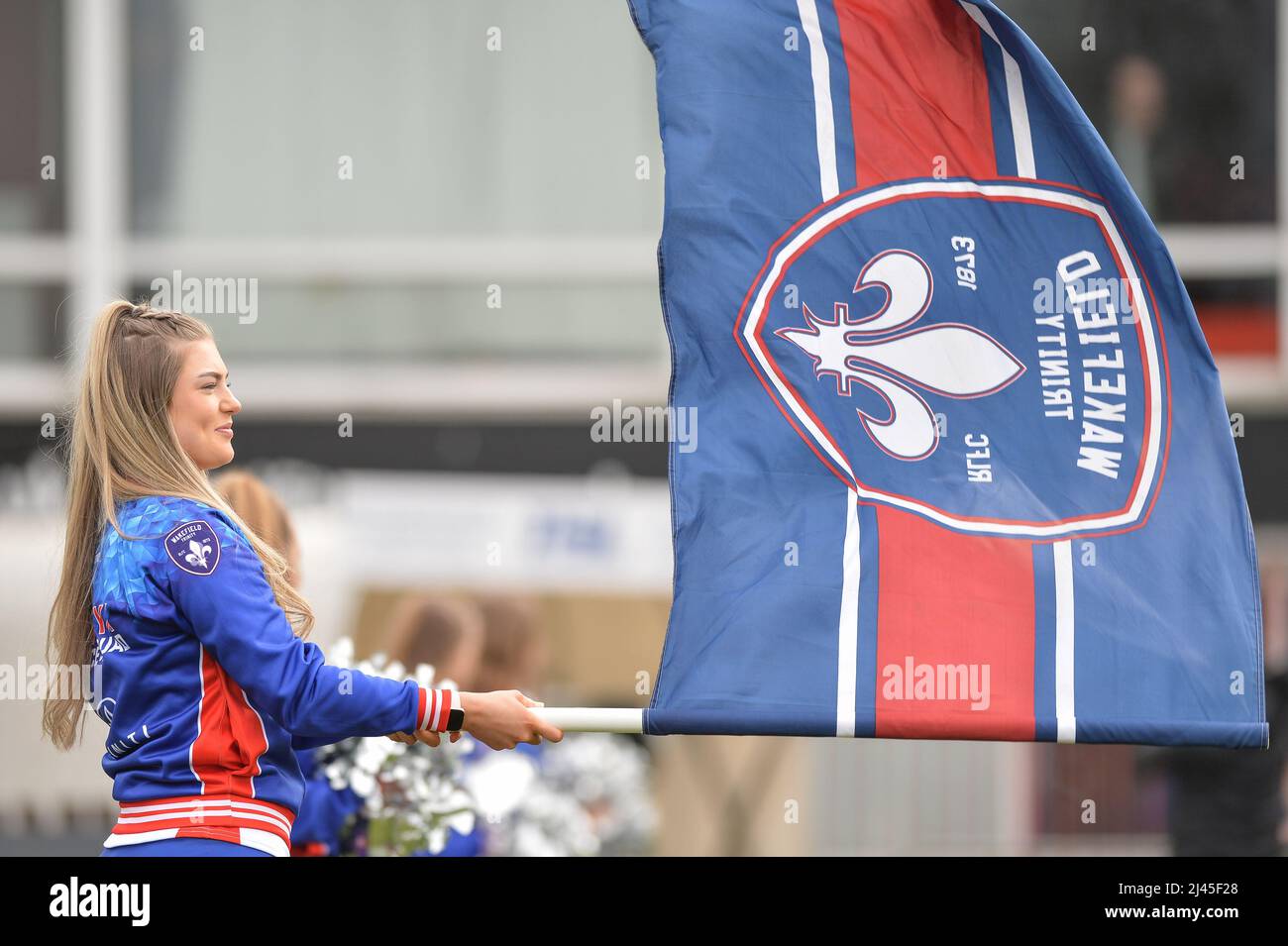 Wakefield, England - 10.. April 2022 - Wakefield Trinity X Tänzerin mit Flagge. Rugby League Betfred Super Challenge Cup Quarter Finals Wakefield Trinity vs Wigan Warriors im Be Well Support Stadium, Wakefield, UK Dean Williams Stockfoto