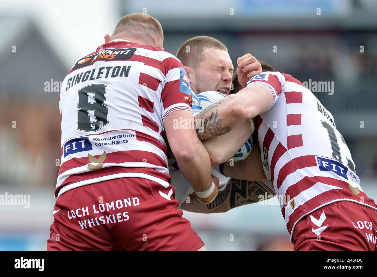 Wakefield, England - 10.. April 2022 - James Batchelor von Wakefield Trinity wird von Brad Singleton und John Bateman von Wigan Warriors angegangen. Rugby League Betfred Super Challenge Cup Quarter Finals Wakefield Trinity vs Wigan Warriors im Be Well Support Stadium, Wakefield, UK Dean Williams Stockfoto