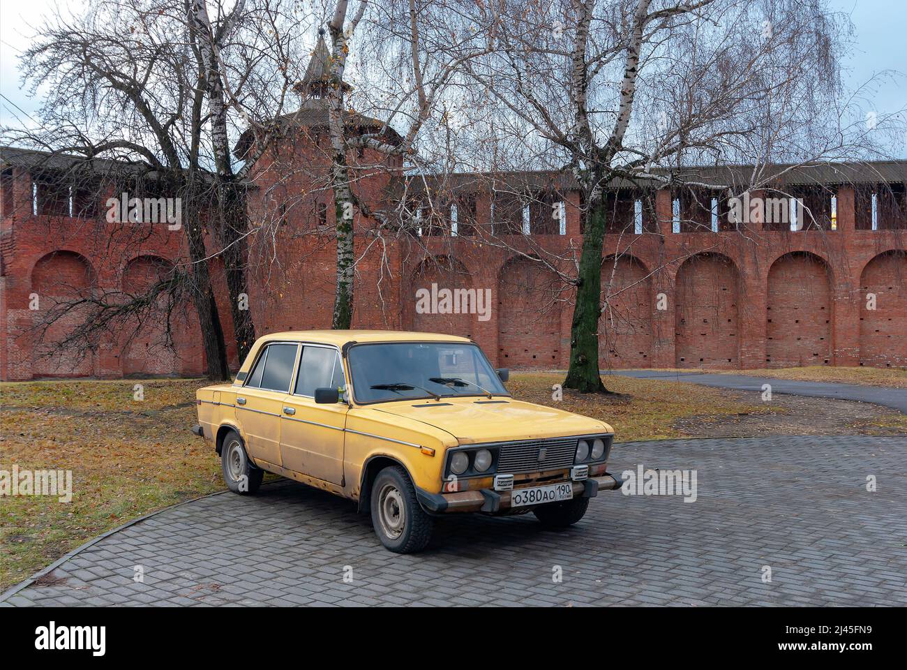 PKW VAZ-2106 (sechs) 'Zhiguli' gelb an den Wänden von Klomenskokreml Stockfoto