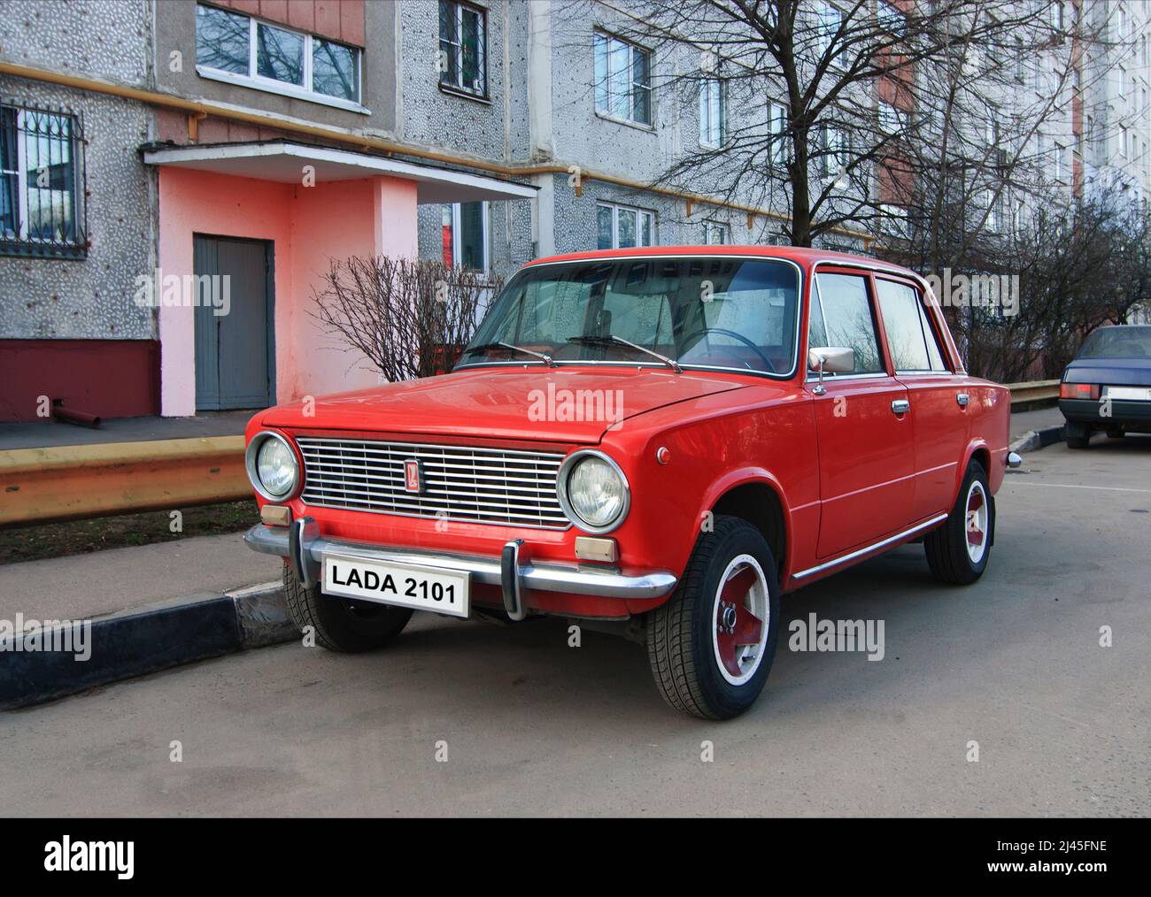 Sowjetischer Wagen 'Schiguli' VAZ-2101 ('kopeck') rot am Eingang des Hauses Stockfoto