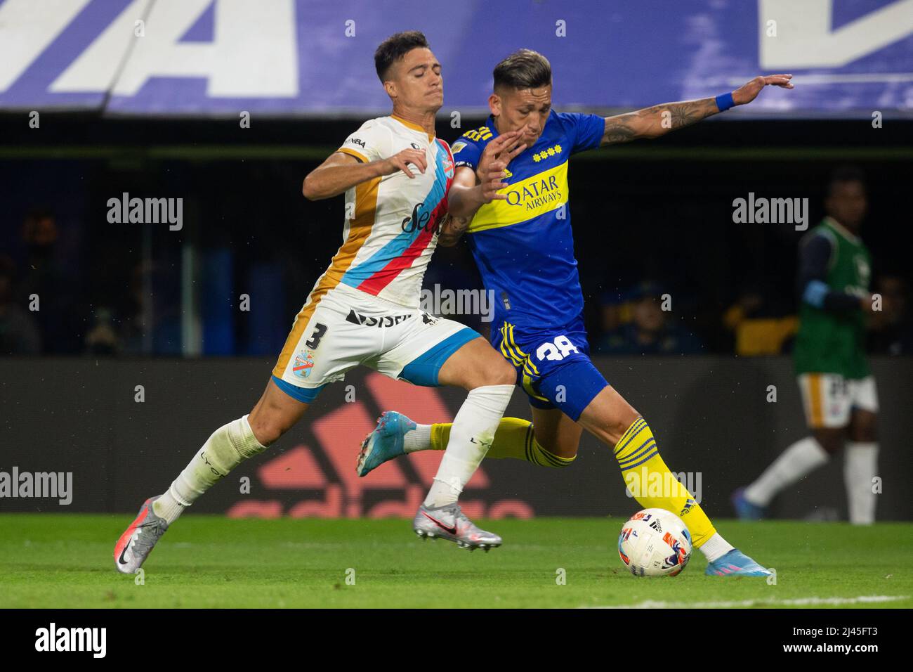 Boca Juniors´s Luis Vázquez und Arsenal´s Lucas Suarez kämpfen während eines Spiels von Copa Libertadores um den Ball Stockfoto