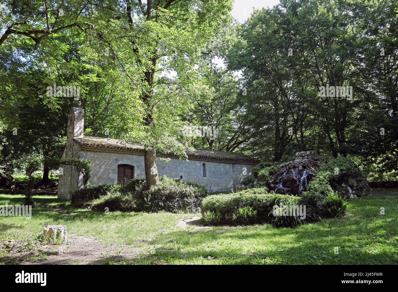 Laroque-Timbaut (Südwestfrankreich): Kleines Tal von Saint-Germain mit der heißen Quelle von Roland und der Kapelle von Saint-Germain Stockfoto