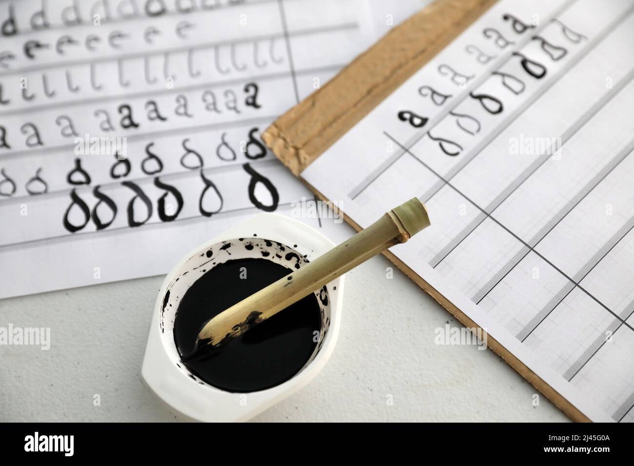 Schreibübung, Kalligraphie. Reed Stift in Tinte und Handschrift, Buchstaben des Alphabets Stockfoto