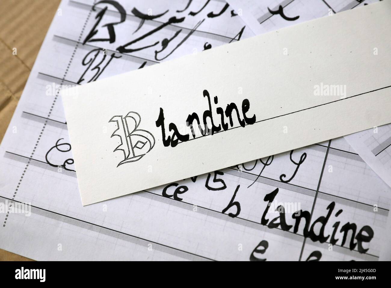 Schreibübung, Kalligraphie. Vorname Blandine mit schwarzer Tinte geschrieben Stockfoto
