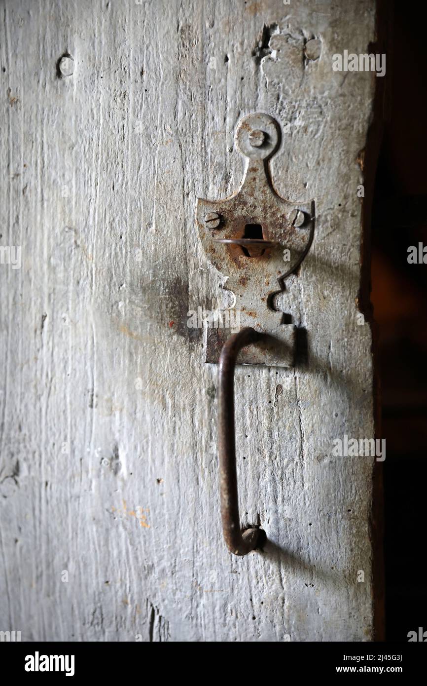 Türgriff einer alten hölzernen Kellertür Stockfoto