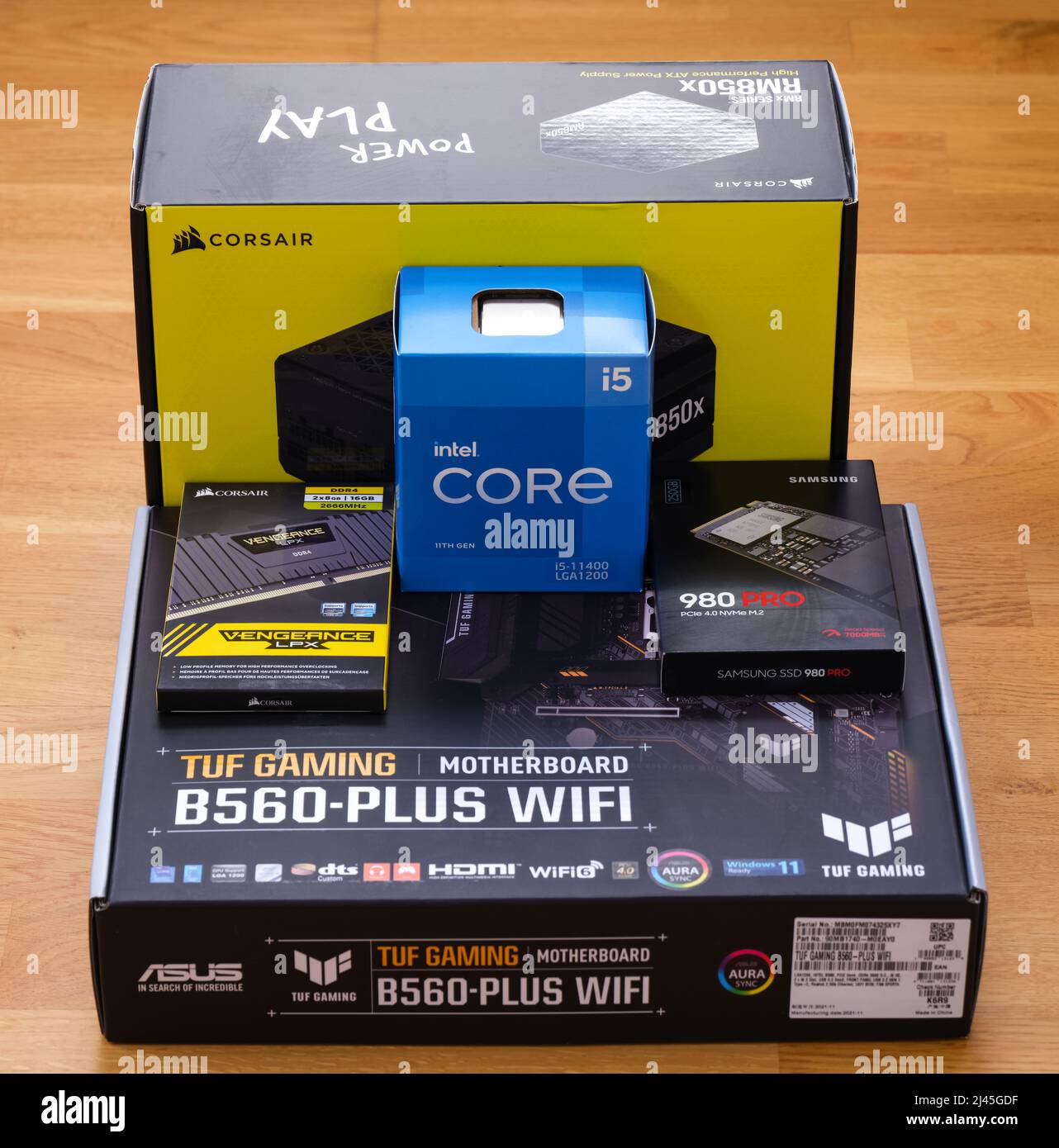 Tambow, Russische Föderation - 07. April 2022 Boxen mit brandneuen Komponenten in ihnen für den Bau eines neuen PCs. Asus TUF Gaming-Motherboard, Intel Core i5 Stockfoto
