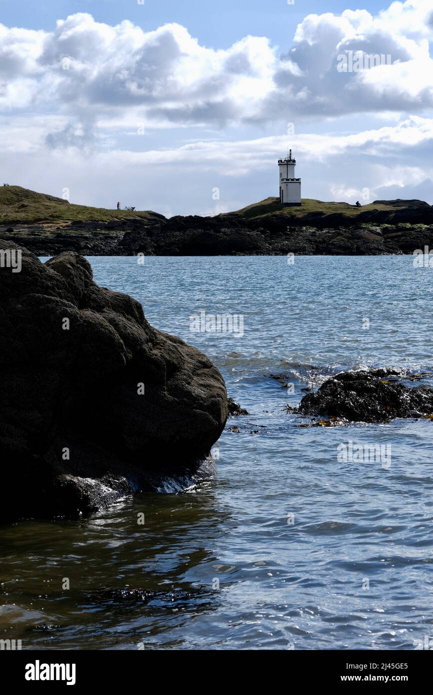 Elie Fife Schottland ein Küstenresortdorf, die Flut ist draußen und Einheimische und Touristen genießen einen Spaziergang am Strand. Blauer Himmel an einem frühen Frühlingstag. Stockfoto