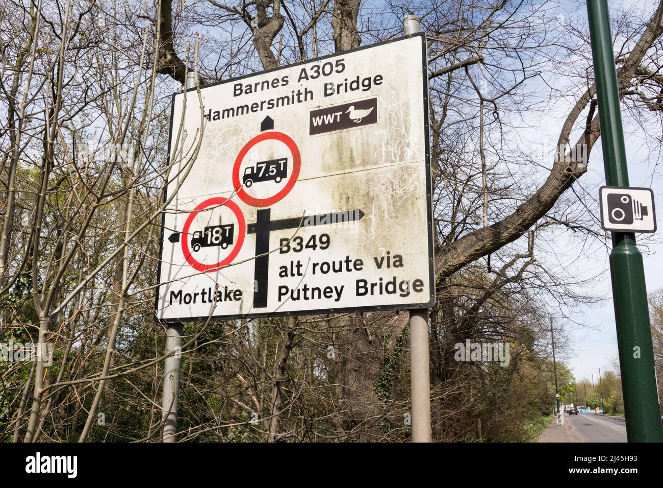 Barnes A305 und Hammersmith Bridge verwittertes Verkehrsschild auf Barnes Common, London, SW13, England, Großbritannien Stockfoto