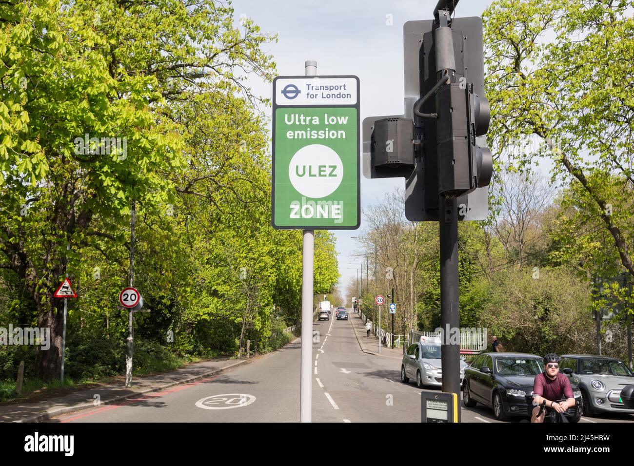 Schilder, die den Start der Ultra-Low Emission Zone Transport for London (TFL) an der Rocks Lane in Barnes, im Südwesten Londons, England, kennzeichnen Stockfoto
