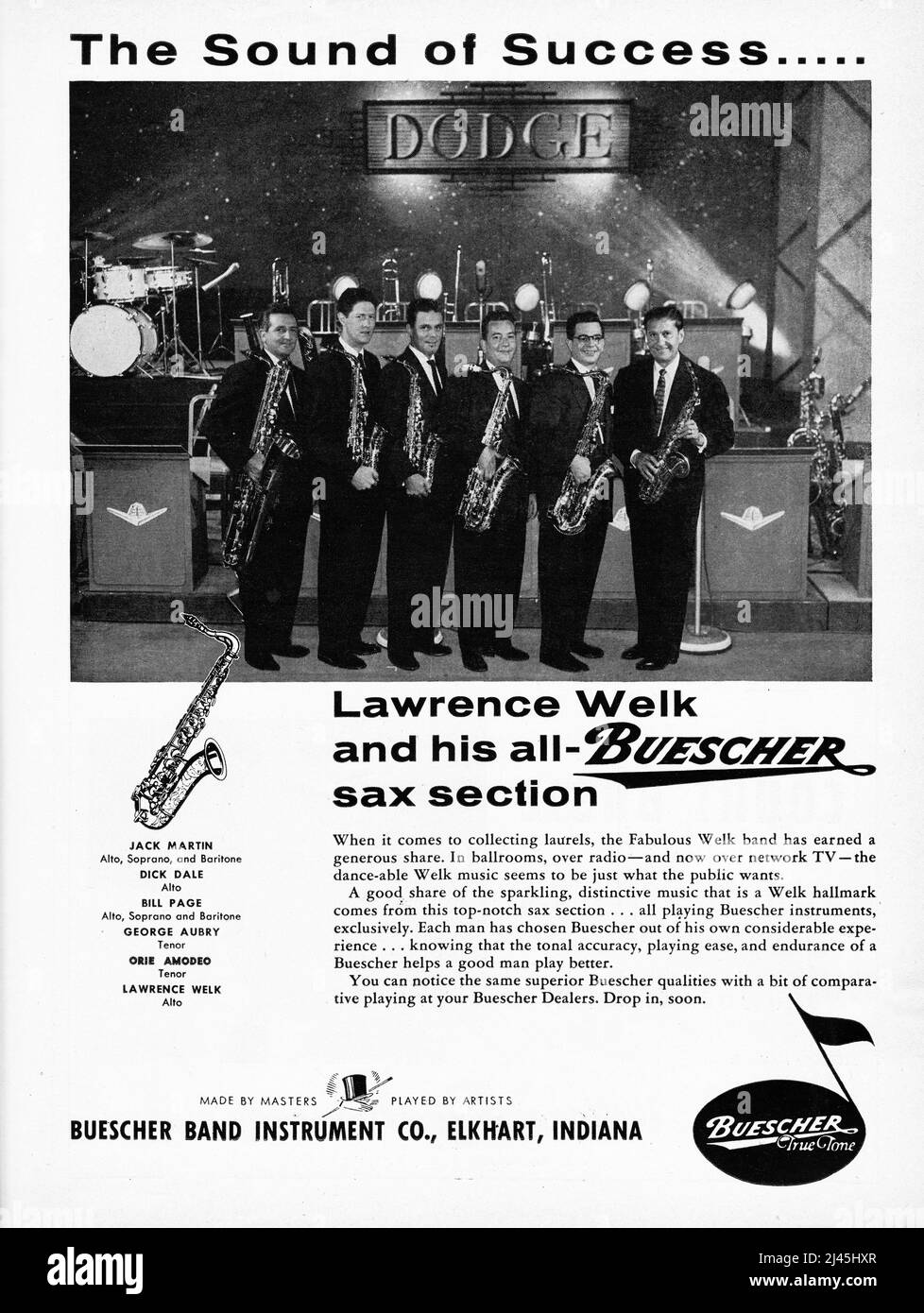 Eine ganzseitige Anzeige eines amerikanischen Musikmagazins aus dem Jahr 1956 für Buescher-Saxophone mit TV-Star Lawrence Welk und seiner Saxophon-Sektion. Stockfoto
