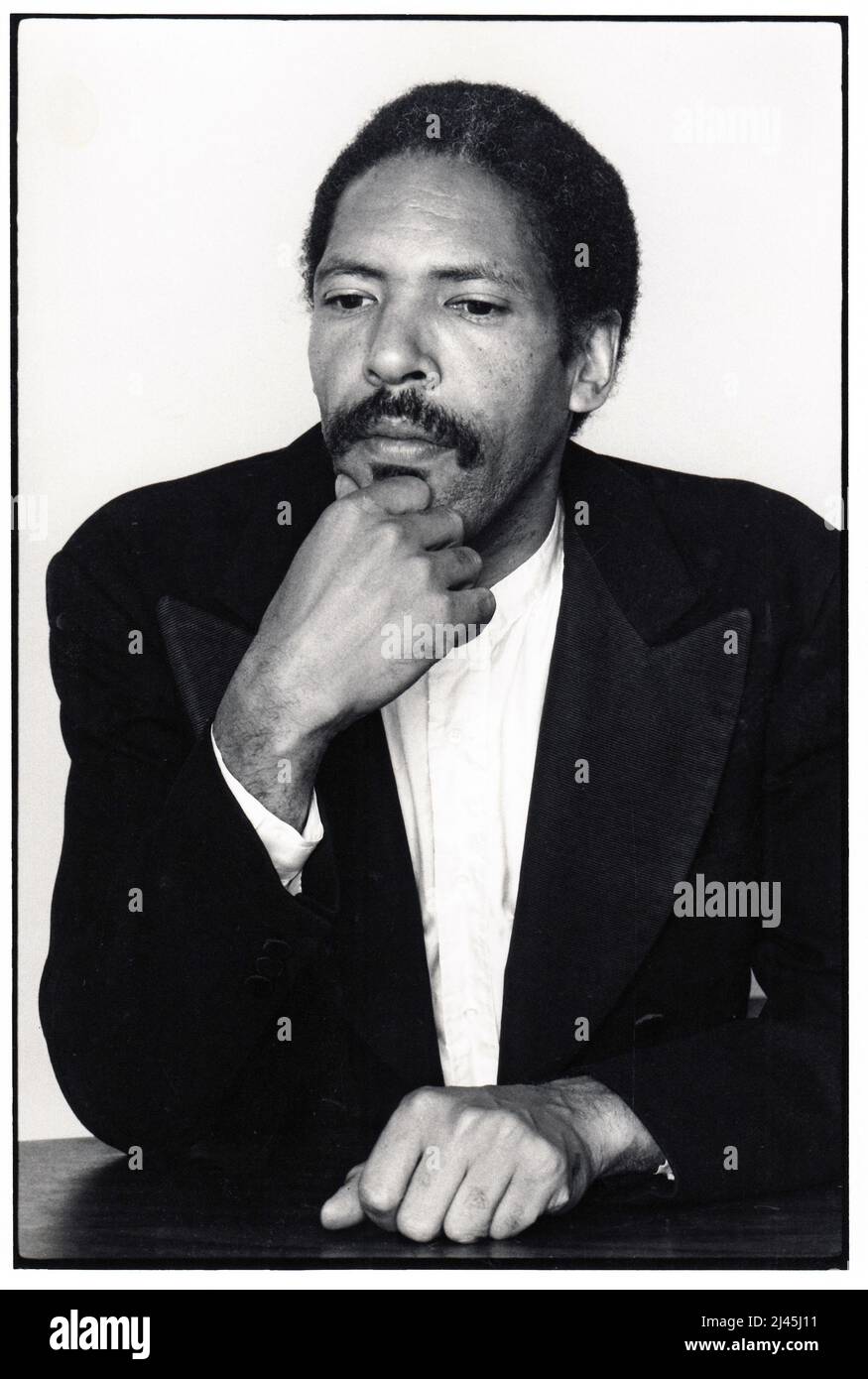 Posierte Porträt des verstorbenen Jazzmusikers Frank Lowe. 1983 in einem Studio in Brooklyn. Stockfoto