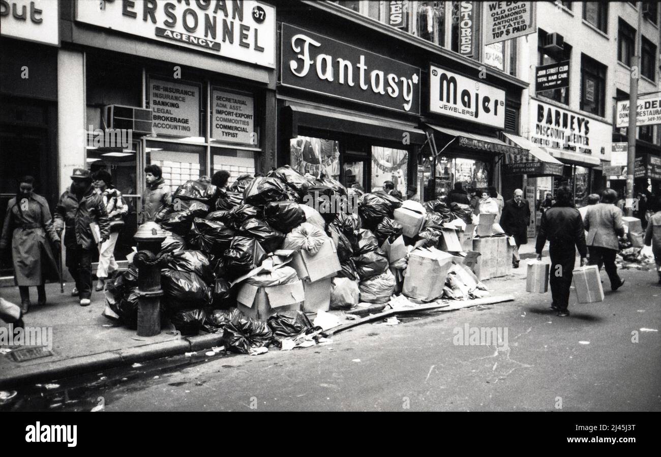 Schmutziger Müll verstreut Nassau Street in Lower Manhattan um 1975. Stockfoto