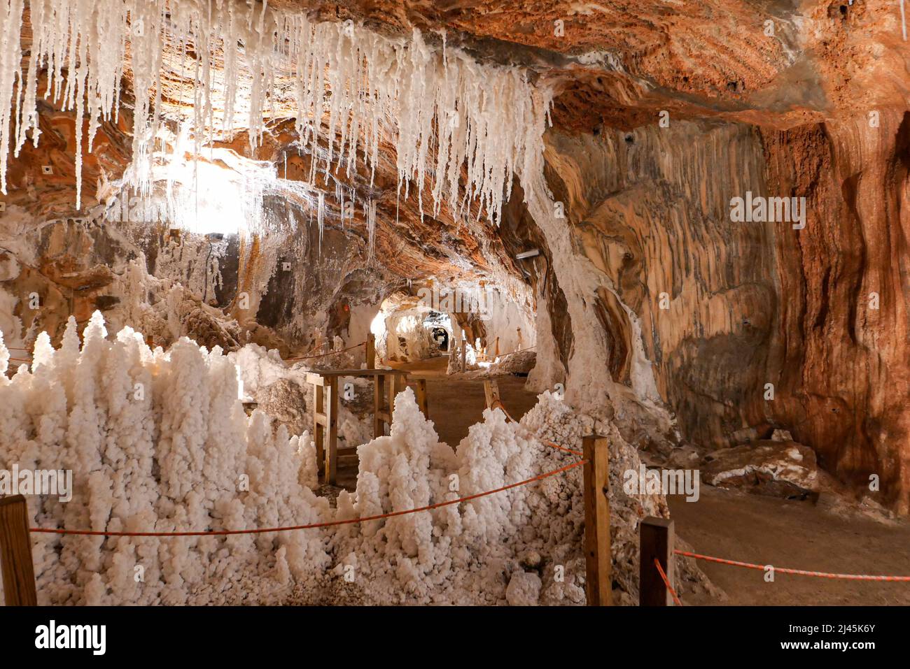 Spanien, Katalonien, Cardona: Galerie der „Muntanya de Sal“, Salzberg. Der Salzberg ist ein einzigartiges Naturphänomen auf dem Planeten, das wächst Stockfoto