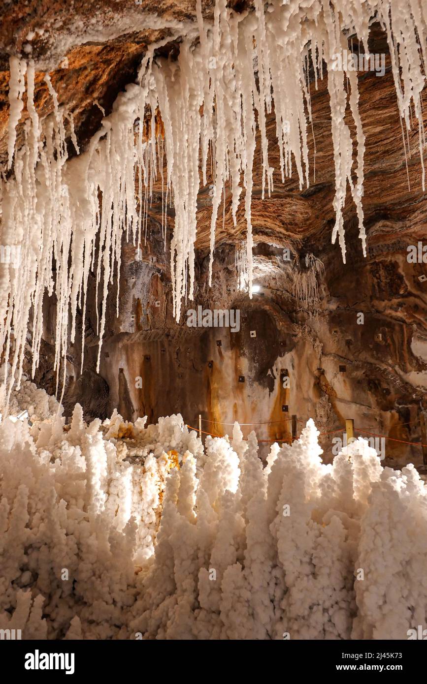 Spanien, Katalonien, Cardona: Galerie der „Muntanya de Sal“, Salzberg. Der Salzberg ist ein einzigartiges Naturphänomen auf dem Planeten, das wächst Stockfoto