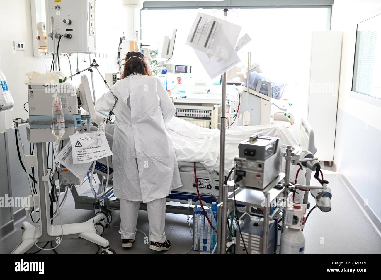 Lyon (Zentralfrankreich), 2021/08/31: Intensivstation im Krankenhaus Croix-Rousse. Pflegepersonal, das sich um einen betroffenen älteren Patienten kümmert Stockfoto