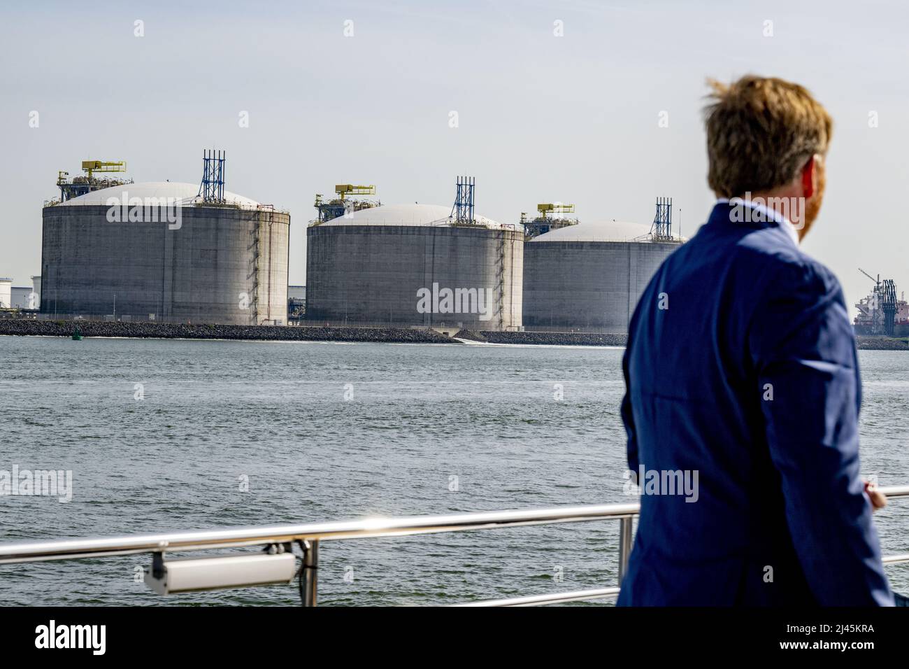 Rotterdam, Niederlande. 12. April 2022. 2022-04-12 11:06:32 ROTTERDAM - König Willem-Alexander an Bord der Z8 während eines Besuchs im Hafen von Rotterdam. Das Thema des Besuchs war die Energiewende im Hafen, die Rolle der Maasvlakte und Wasserstoff-Ambitionen. ANP POOL ROBIN UTRECHT netherlands Out - belgium Out Credit: ANP/Alamy Live News Stockfoto