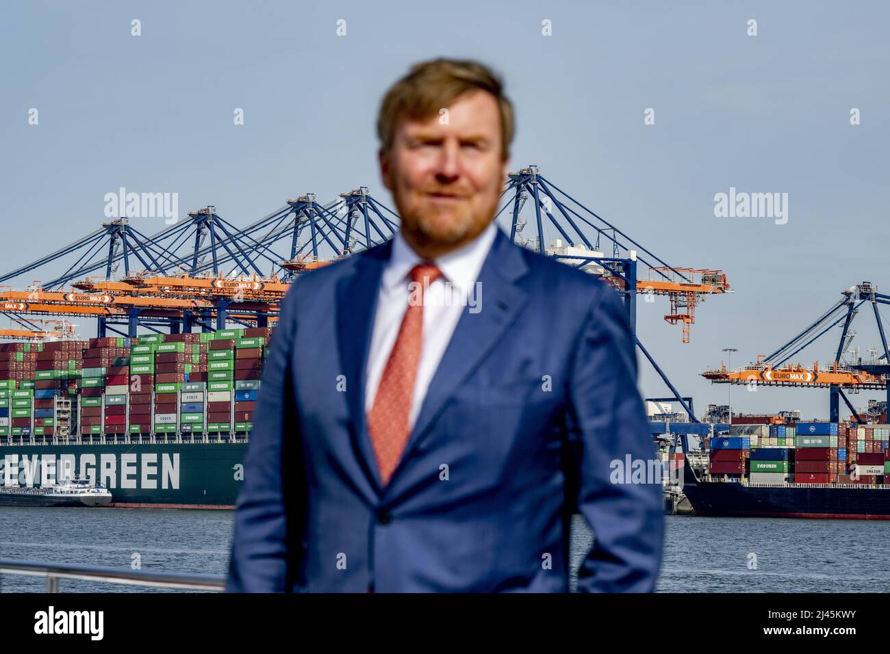 Rotterdam, Niederlande. 12. April 2022. 2022-04-12 11:05:32 ROTTERDAM - König Willem-Alexander an Bord der Z8 während eines Besuchs im Hafen von Rotterdam. Das Thema des Besuchs war die Energiewende im Hafen, die Rolle der Maasvlakte und Wasserstoff-Ambitionen. ANP POOL ROBIN UTRECHT netherlands Out - belgium Out Credit: ANP/Alamy Live News Stockfoto