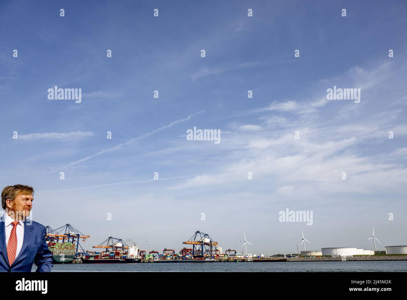 Rotterdam, Niederlande. 12. April 2022. 2022-04-12 11:04:51 ROTTERDAM - König Willem-Alexander an Bord der Z8 während eines Besuchs im Hafen von Rotterdam. Das Thema des Besuchs war die Energiewende im Hafen, die Rolle der Maasvlakte und Wasserstoff-Ambitionen. ANP POOL ROBIN UTRECHT netherlands Out - belgium Out Credit: ANP/Alamy Live News Stockfoto