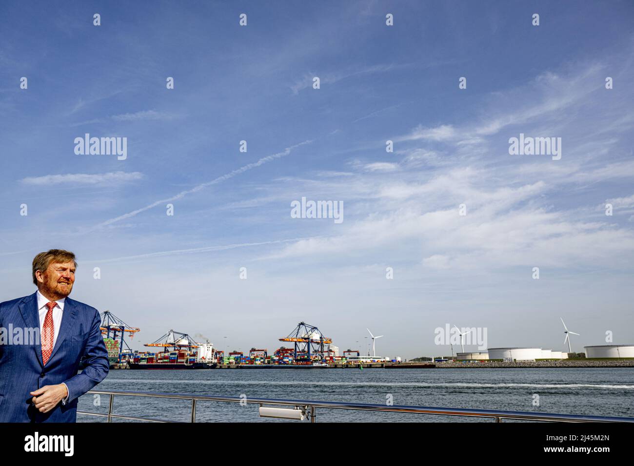 Rotterdam, Niederlande. 12. April 2022. 2022-04-12 11:04:51 ROTTERDAM - König Willem-Alexander an Bord der Z8 während eines Besuchs im Hafen von Rotterdam. Das Thema des Besuchs war die Energiewende im Hafen, die Rolle der Maasvlakte und Wasserstoff-Ambitionen. ANP POOL ROBIN UTRECHT netherlands Out - belgium Out Credit: ANP/Alamy Live News Stockfoto