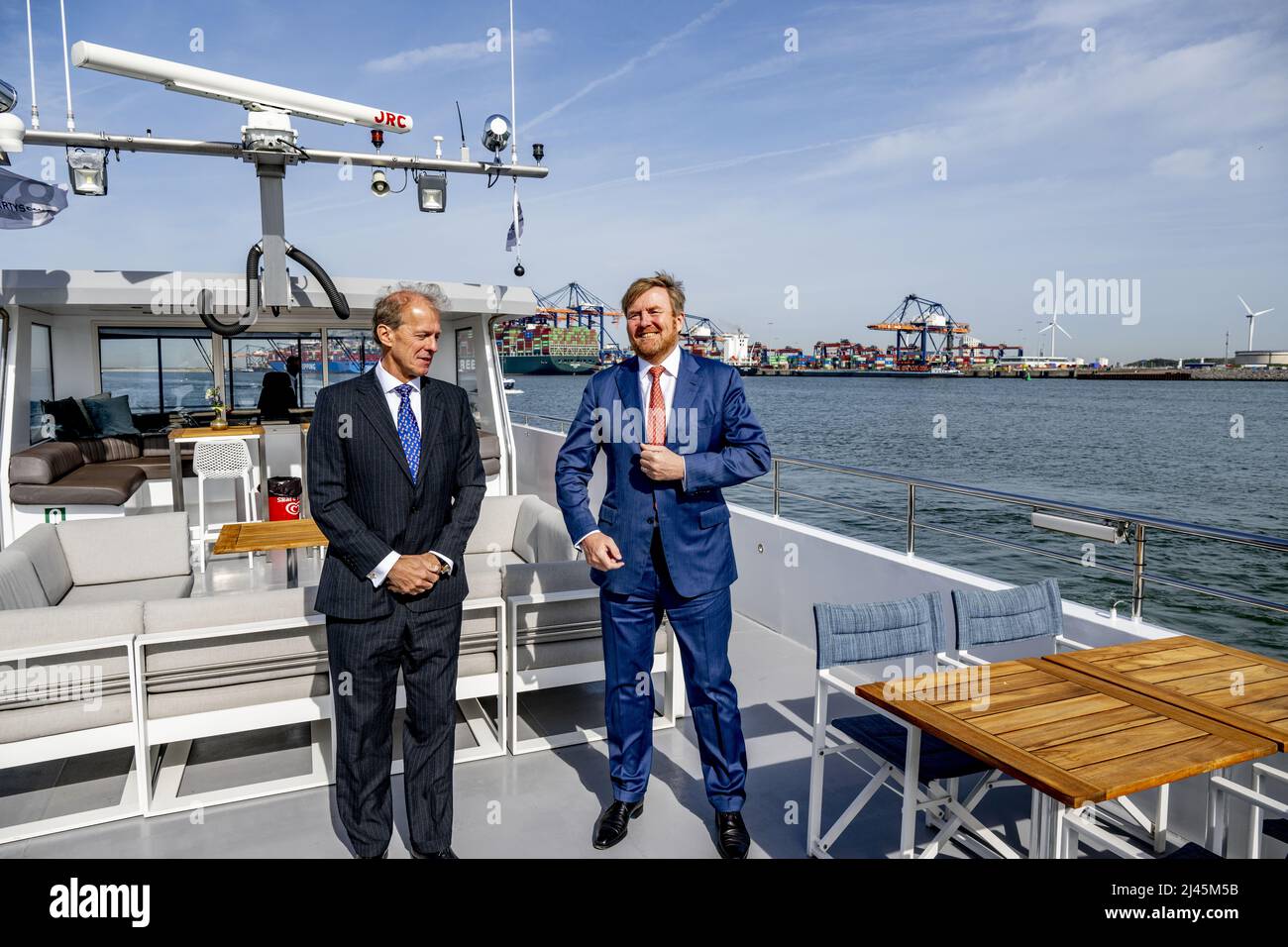 Rotterdam, Niederlande. 12. April 2022. 2022-04-12 11:03:49 ROTTERDAM - König Willem-Alexander an Bord der Z8 während eines Besuchs im Hafen von Rotterdam. Das Thema des Besuchs war die Energiewende im Hafen, die Rolle der Maasvlakte und Wasserstoff-Ambitionen. ANP POOL ROBIN UTRECHT netherlands Out - belgium Out Credit: ANP/Alamy Live News Stockfoto