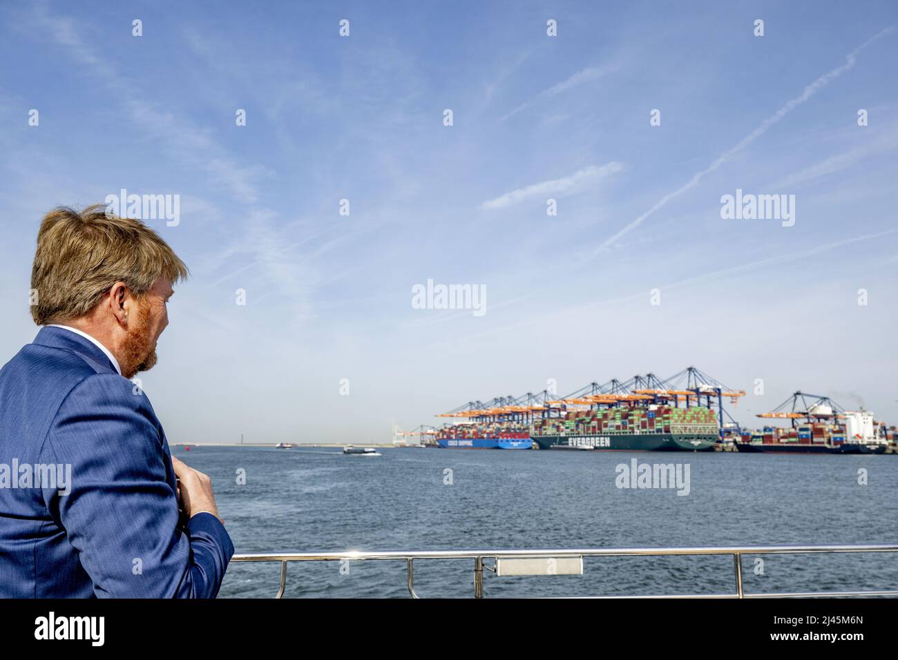 Rotterdam, Niederlande. 12. April 2022. 2022-04-12 11:02:52 ROTTERDAM - König Willem-Alexander an Bord der Z8 während eines Besuchs im Hafen von Rotterdam. Das Thema des Besuchs war die Energiewende im Hafen, die Rolle der Maasvlakte und Wasserstoff-Ambitionen. ANP POOL ROBIN UTRECHT netherlands Out - belgium Out Credit: ANP/Alamy Live News Stockfoto