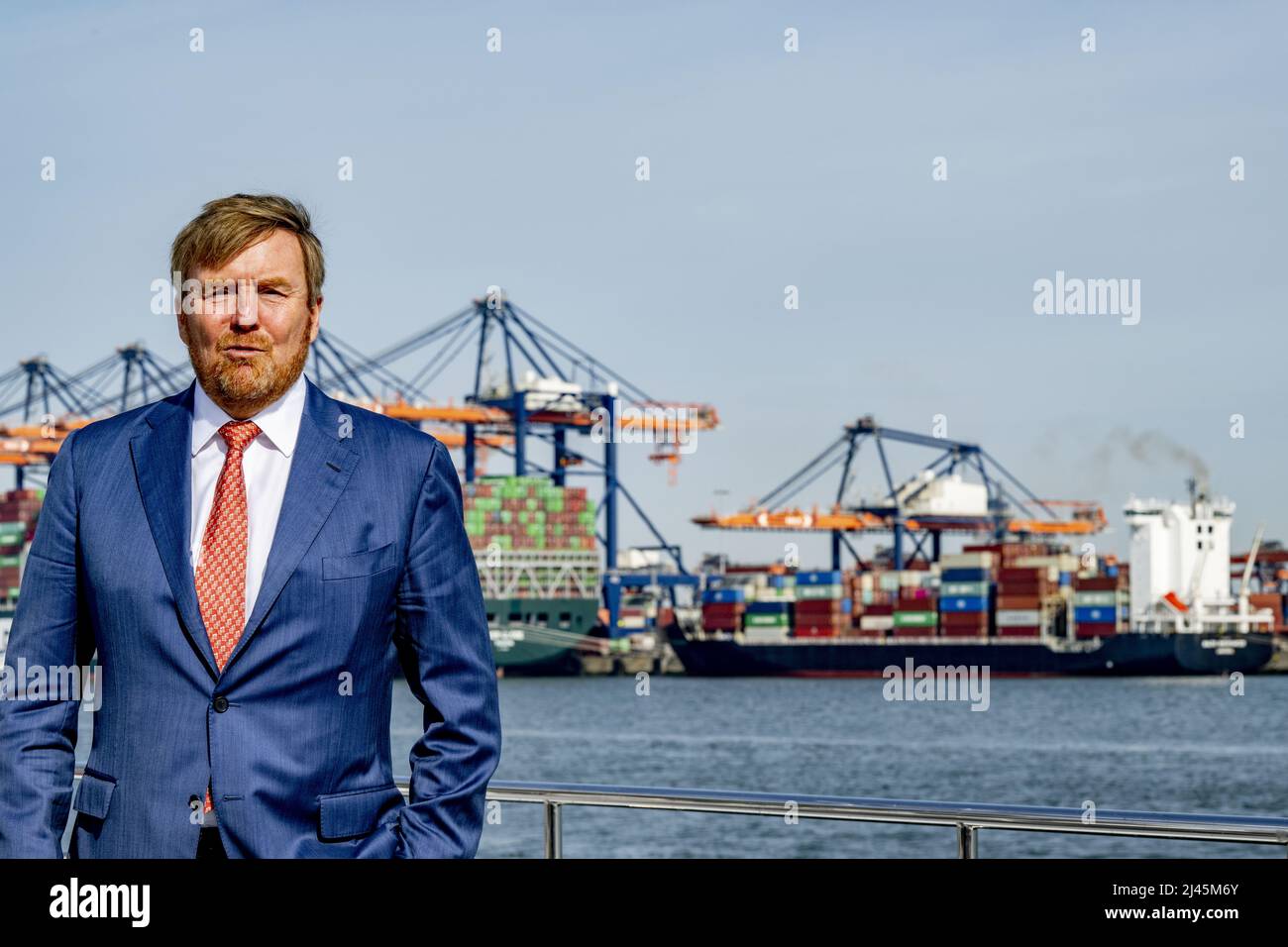 Rotterdam, Niederlande. 12. April 2022. 2022-04-12 11:05:33 ROTTERDAM - König Willem-Alexander an Bord der Z8 während eines Besuchs im Hafen von Rotterdam. Das Thema des Besuchs war die Energiewende im Hafen, die Rolle der Maasvlakte und Wasserstoff-Ambitionen. ANP POOL ROBIN UTRECHT netherlands Out - belgium Out Credit: ANP/Alamy Live News Stockfoto