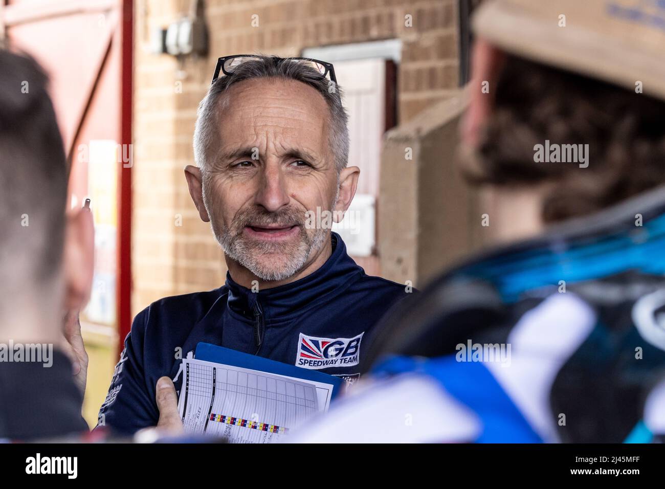 Neil Vatcher. GB unter 21 Speedway Manager. Halbfinale der britischen U-21 in Mildenhall am 10. April 2022 Stockfoto