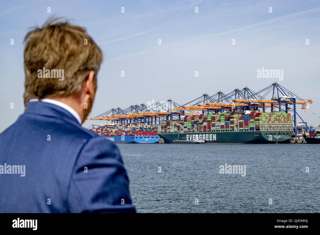 Rotterdam, Niederlande. 12. April 2022. 2022-04-12 11:02:45 ROTTERDAM - König Willem-Alexander an Bord der Z8 während eines Besuchs im Hafen von Rotterdam. Das Thema des Besuchs war die Energiewende im Hafen, die Rolle der Maasvlakte und Wasserstoff-Ambitionen. ANP POOL ROBIN UTRECHT netherlands Out - belgium Out Credit: ANP/Alamy Live News Stockfoto