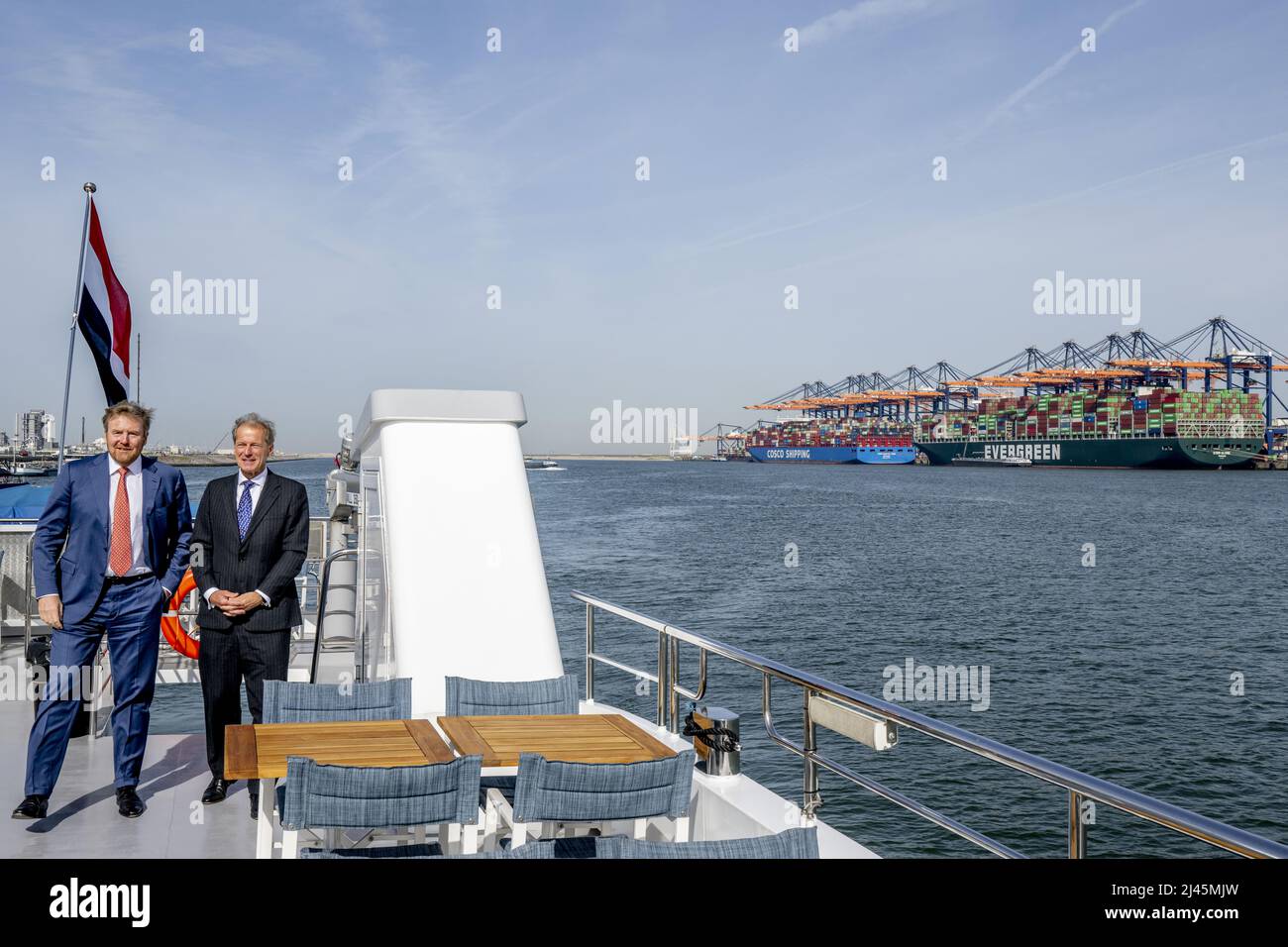 Rotterdam, Niederlande. 12. April 2022. ROTTERDAM - König Willem-Alexander an Bord der Z8 während eines Besuchs im Hafen von Rotterdam. Das Thema des Besuchs war die Energiewende im Hafen, die Rolle der Maasvlakte und Wasserstoff-Ambitionen. Quelle: POOL ROBIN UTRECHT /ANP/Alamy Live News Stockfoto