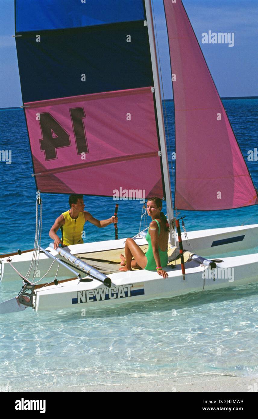 Malediven. Junges Paar segelt Hobie Catamaran. Stockfoto