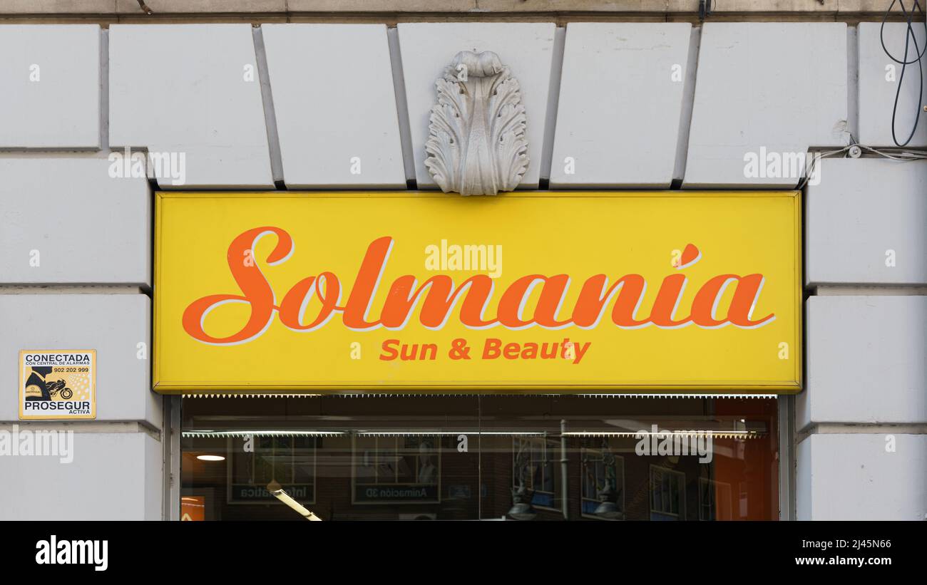 VALENCIA, SPANIEN - 07. APRIL 2022: Solmania ist eine spanische Kette, die sich auf Bräunung spezialisiert hat Stockfoto