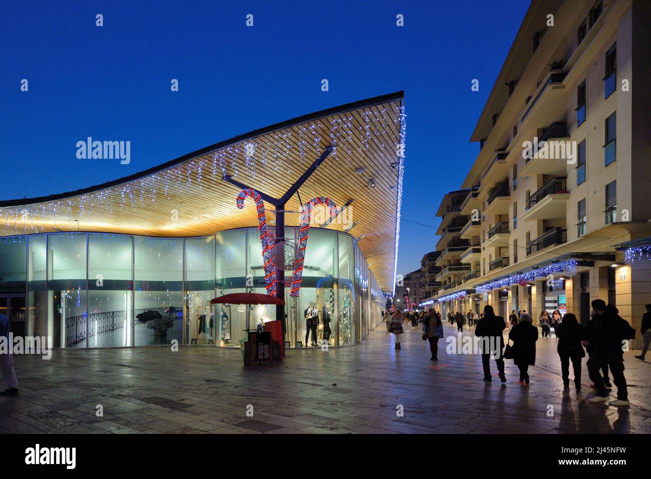 Allées Provencales modernes Einkaufszentrum oder Einkaufszentrum bei Nacht oder Abenddämmerung Aix-en-Provence Provence Frankreich Stockfoto