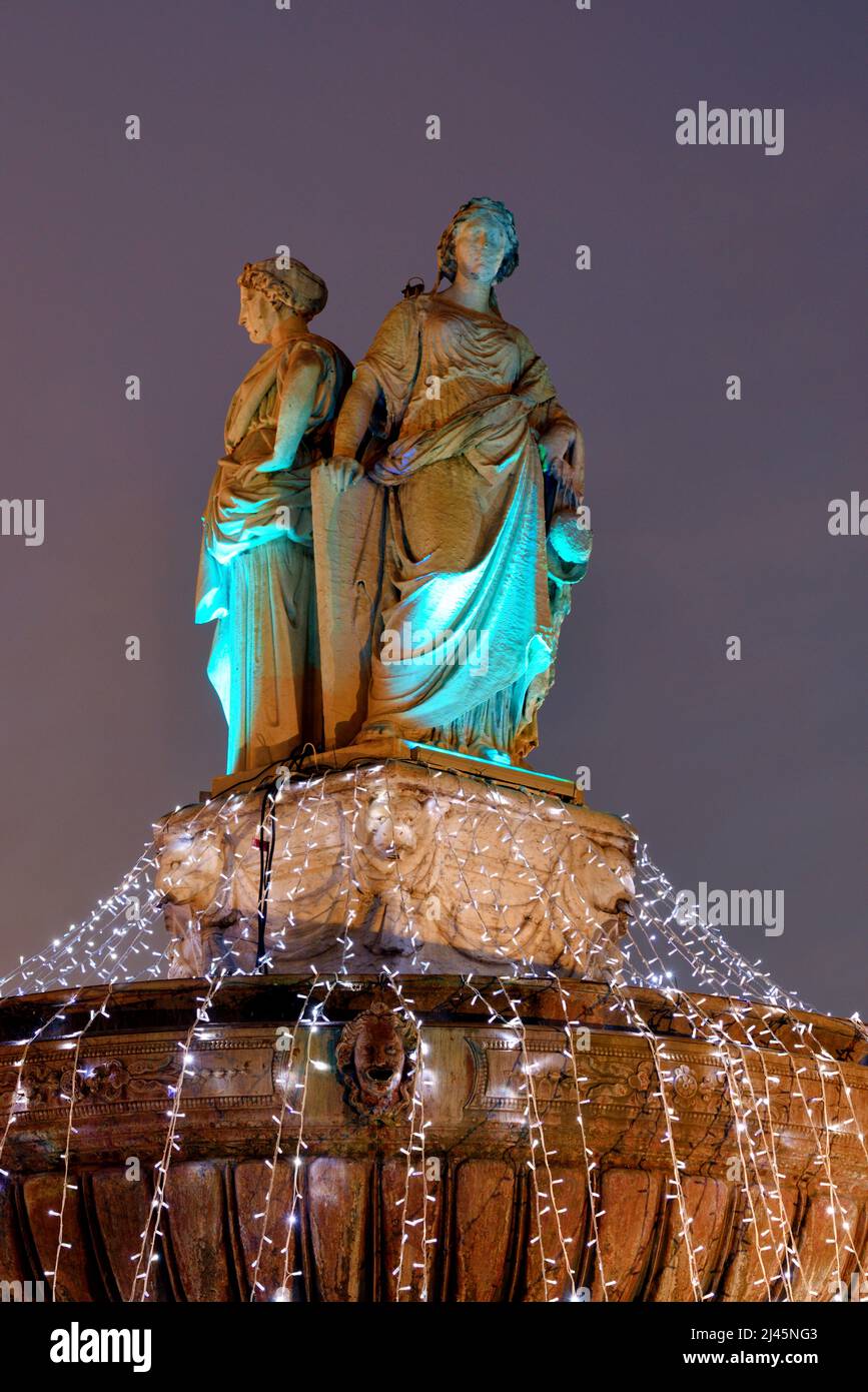 Weibliche Skulpturen oder Statuen auf der Fontaine de la Rotonde (1860) Straßenbrunnen und Weihnachtslichter Aix-en-Provence Provence Frankreich Stockfoto