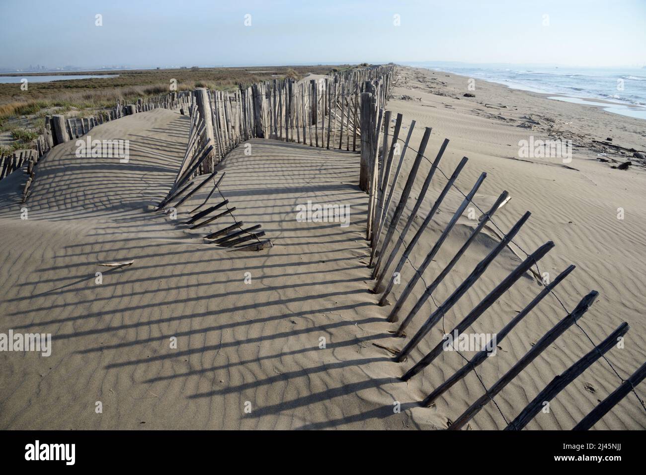 Holzzäune, die den Zugang zu und die Küstenerosion von Sanddünen am Napoleon-Strand einschränken, oder Plage Napoleon, Port St. Louis du Rhône Camargue Provence Frankreich Stockfoto