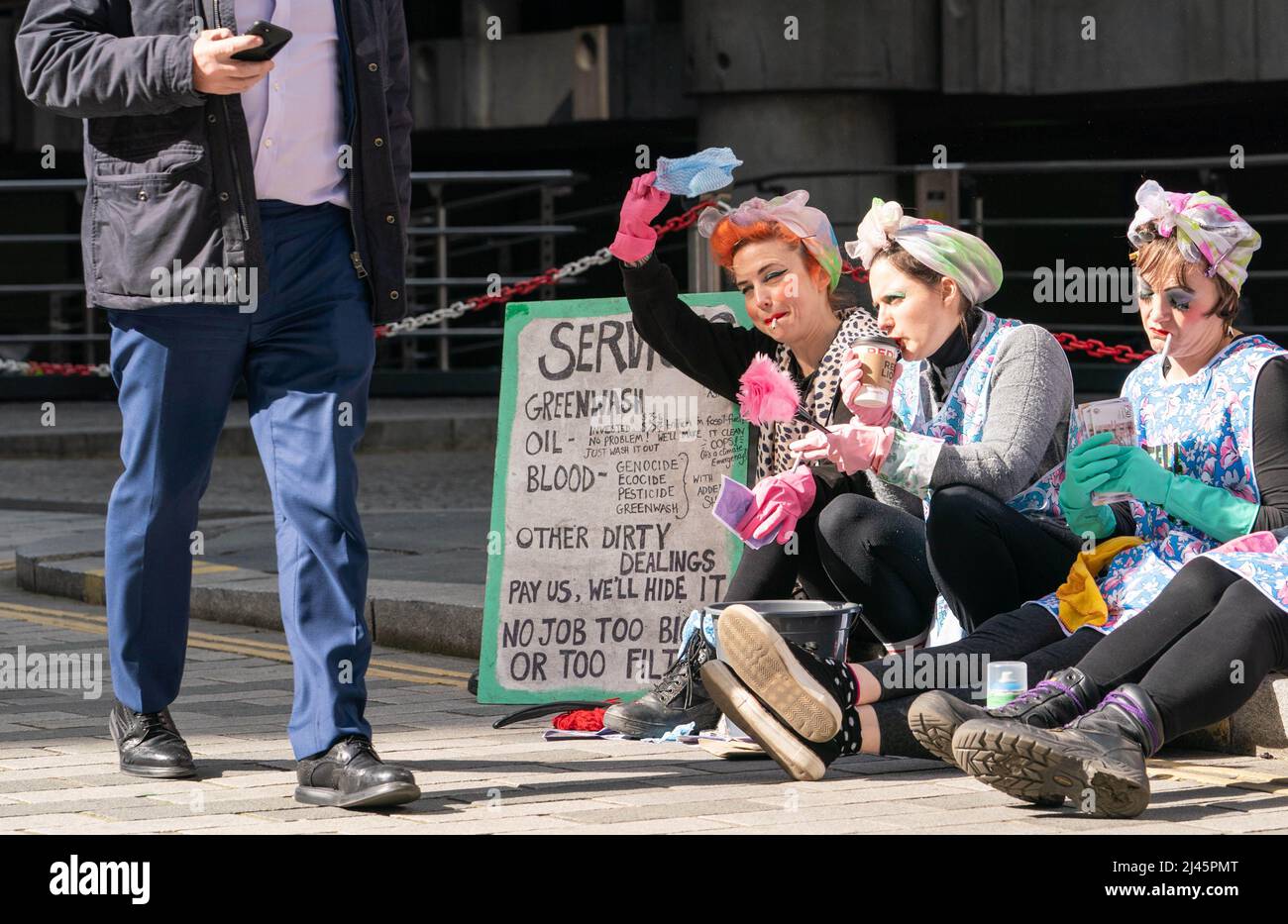 Aktivisten des Extinction Rebellion, die als Reinigungskräfte außerhalb von Lloyds of London in der City of London gekleidet sind, fordern Lloyds auf, die Versicherung von Projekten für fossile Brennstoffe weltweit einzustellen. Bilddatum: Dienstag, 12. April 2022. Stockfoto