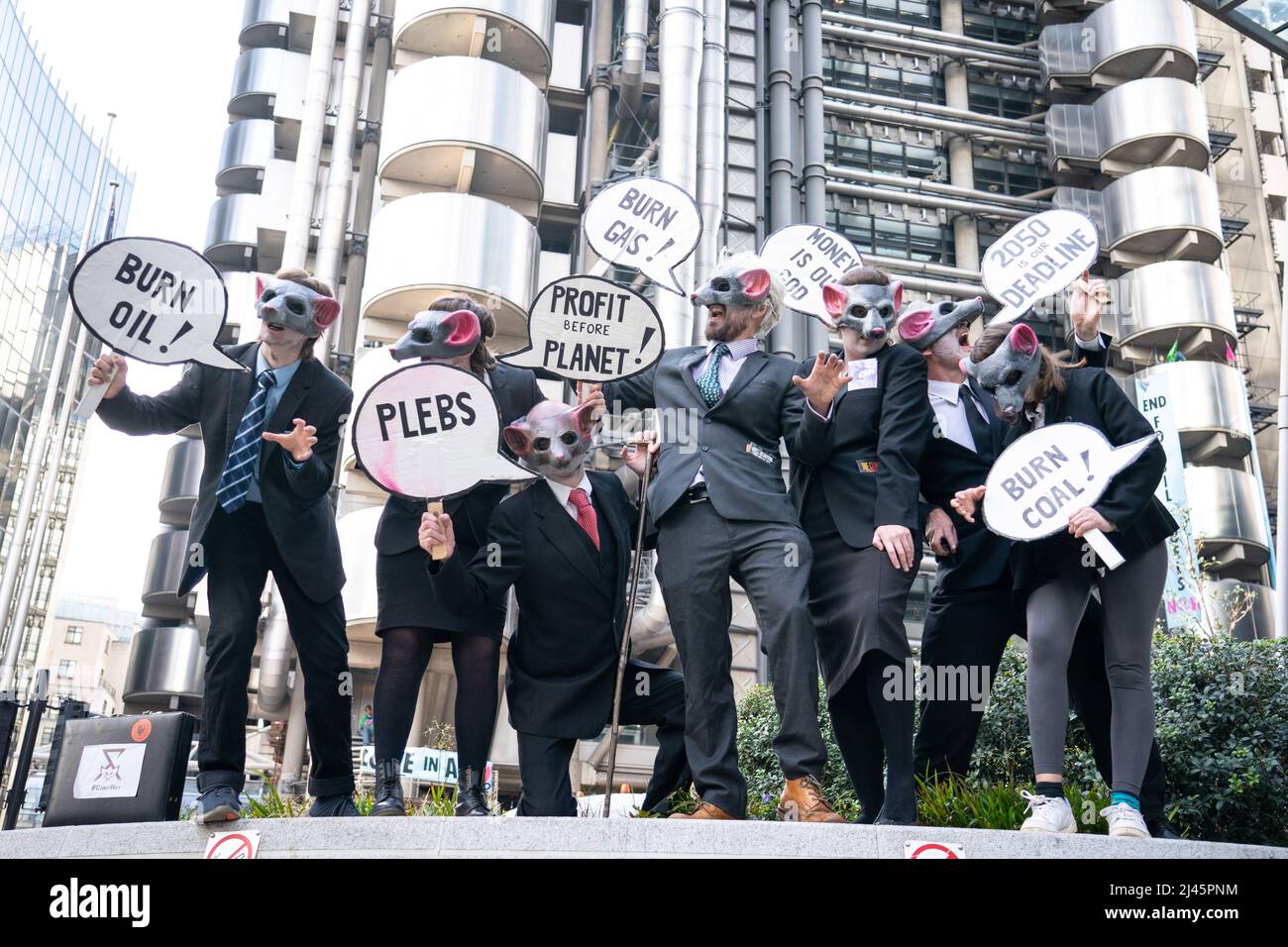 Aktivisten des Extinction Rebellion außerhalb von Lloyds of London, in der City of London, fordern Lloyds auf, die Versicherung von Projekten für fossile Brennstoffe weltweit einzustellen. Bilddatum: Dienstag, 12. April 2022. Stockfoto